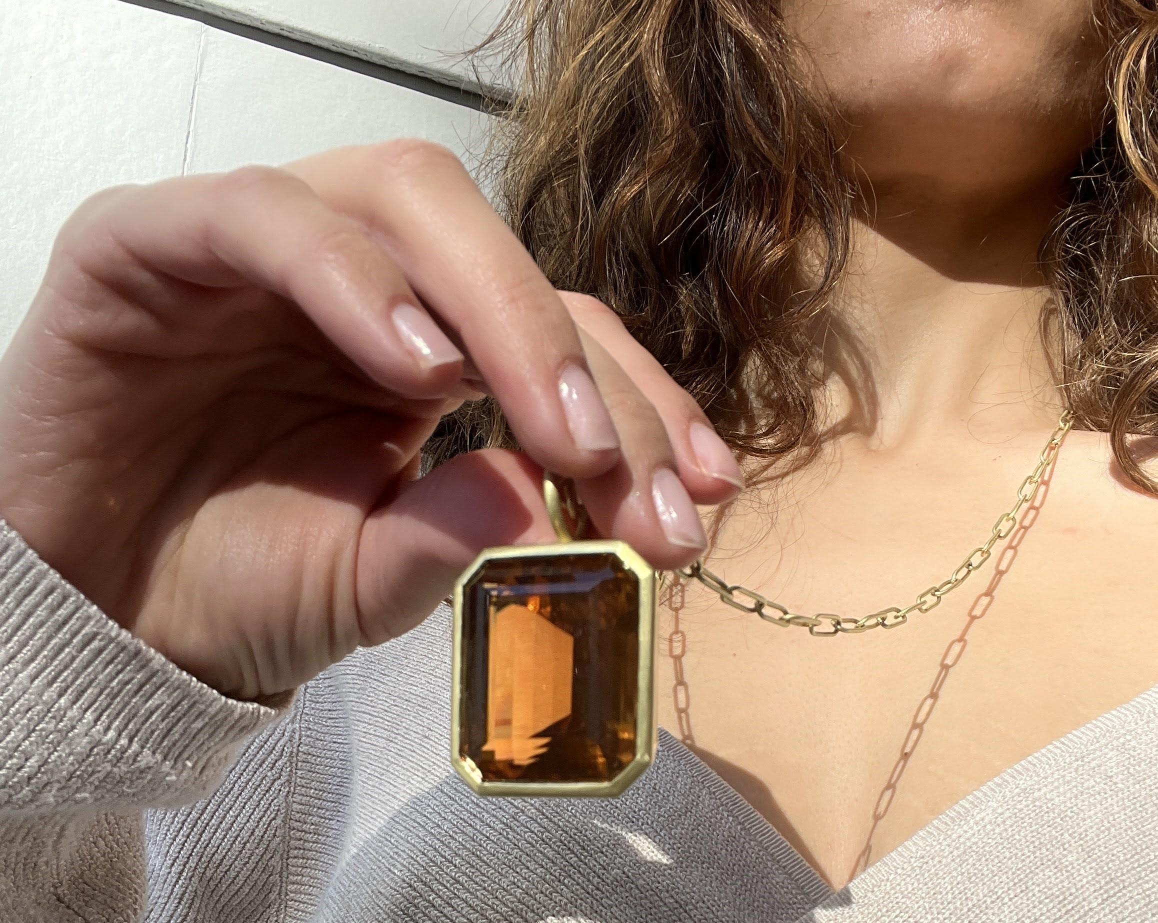 Contemporaneo Ciondolo a cerniera in oro 18 carati con citrino di Faye Kim in vendita