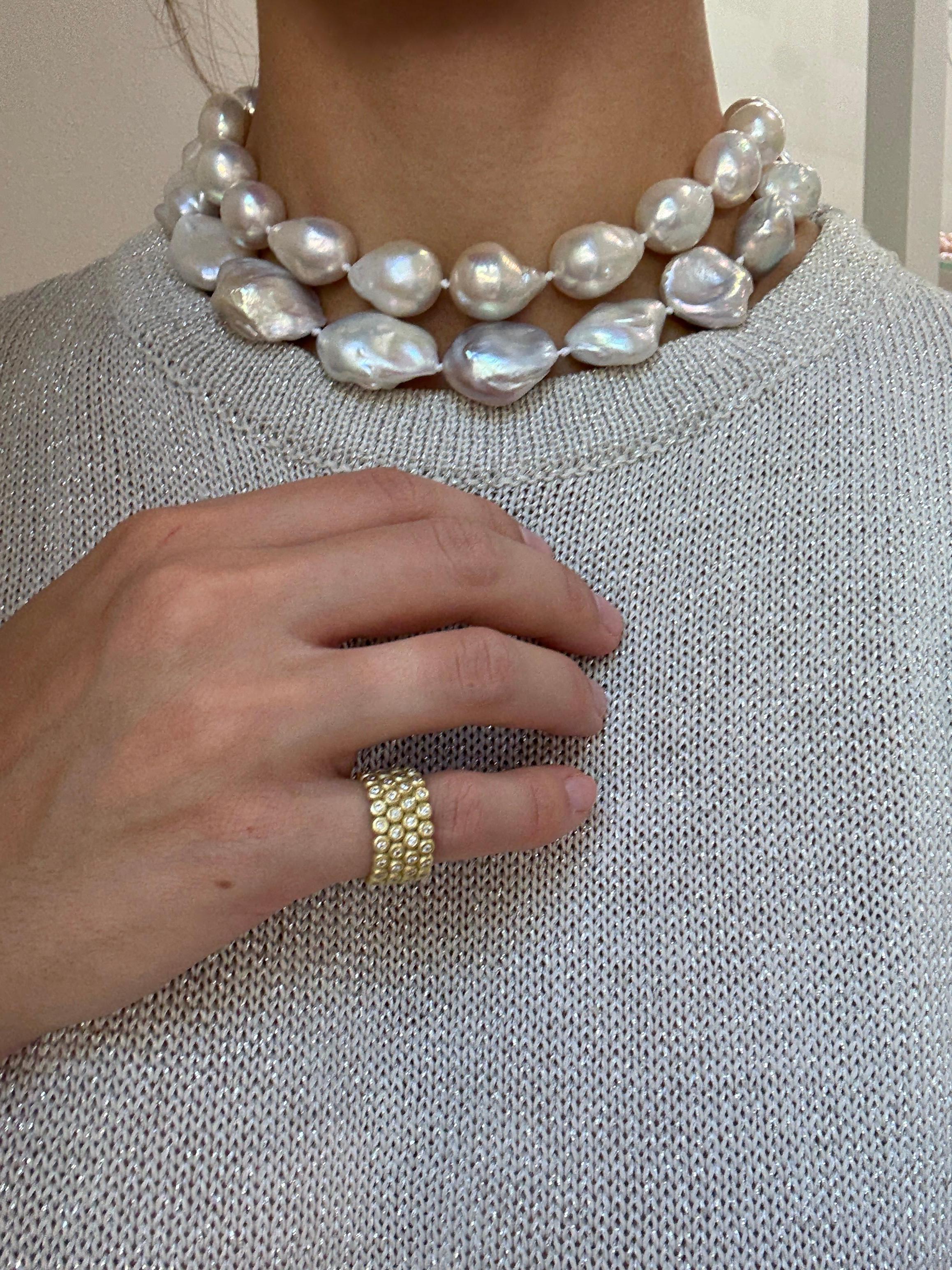 Perlina Faye Kim, collana di perle d'acqua dolce in oro 18 carati con monete a forma di nuvola in vendita