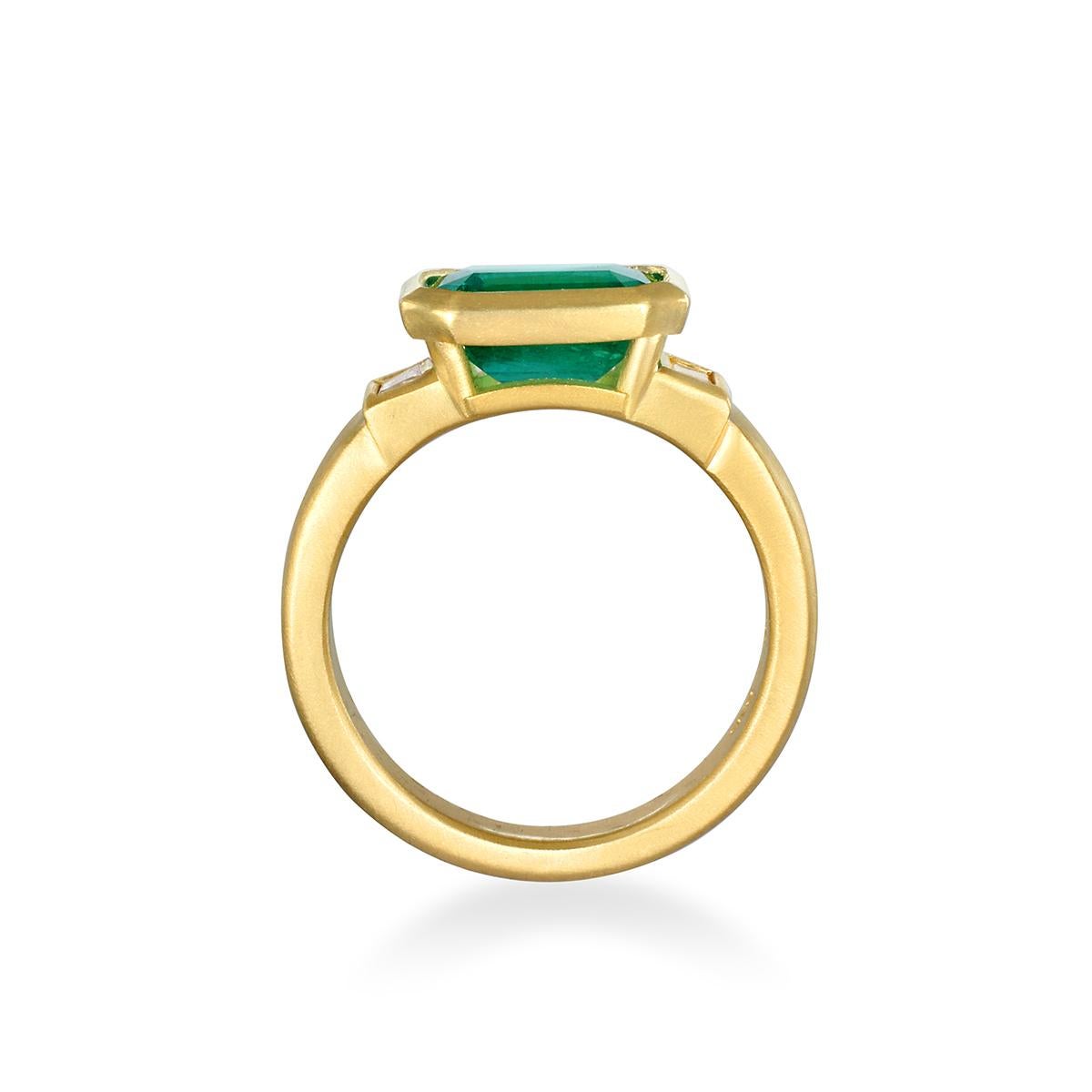 Faye Kim 18 Karat Gold Colombian Emerald and Diamond Ring Contemporáneo en venta
