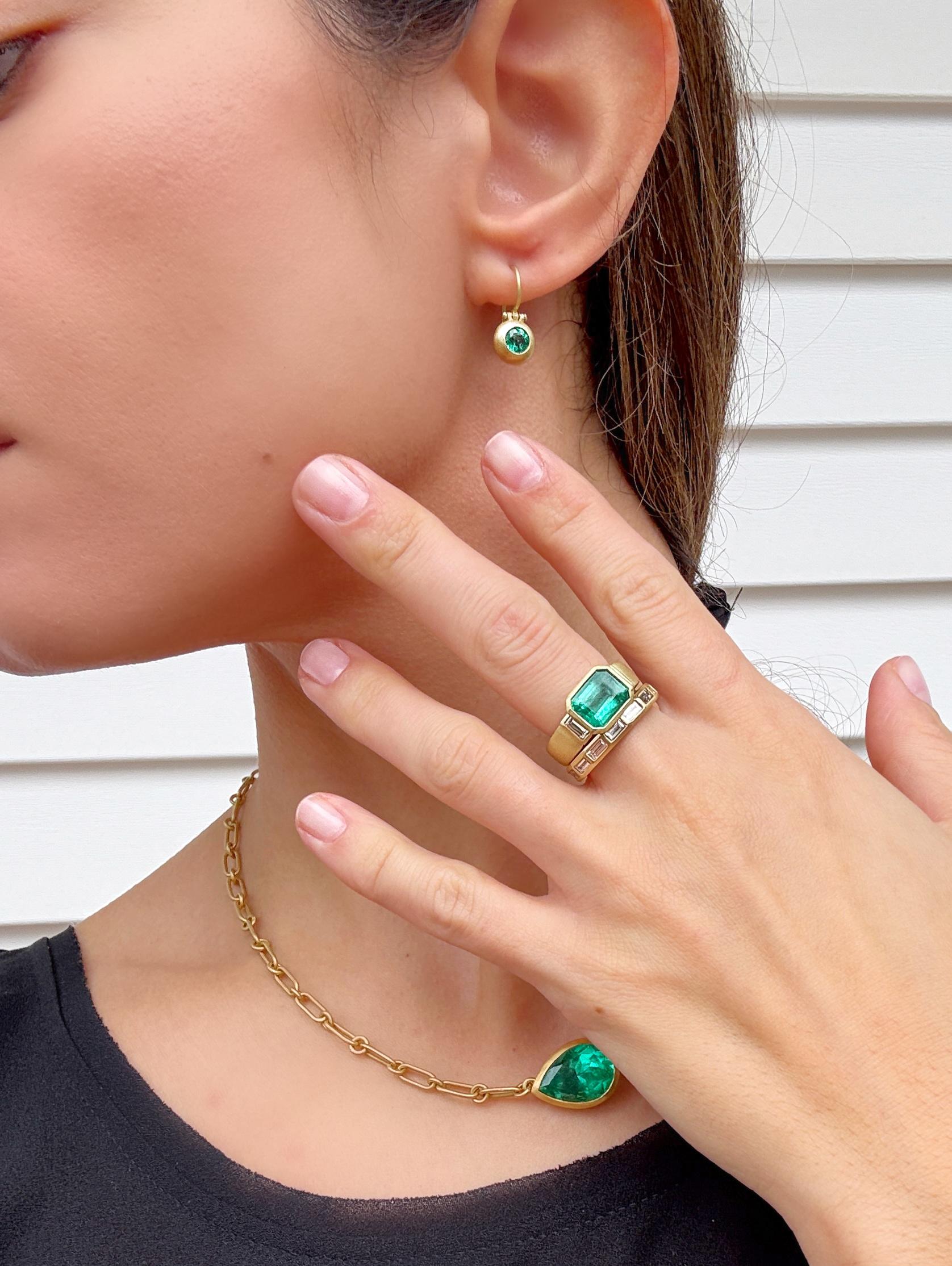 Faye Kim 18 Karat Gold Colombian Emerald and Diamond Ring Corte esmeralda en venta