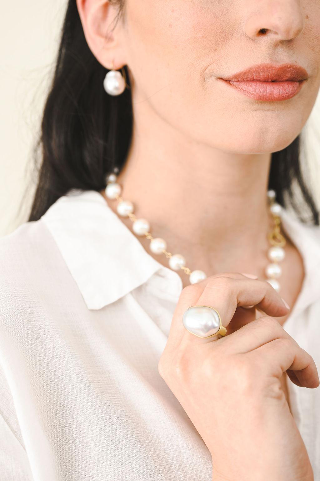 Women's or Men's Faye Kim 18 Karat Gold Cream Baroque Freshwater Pearl Ring For Sale