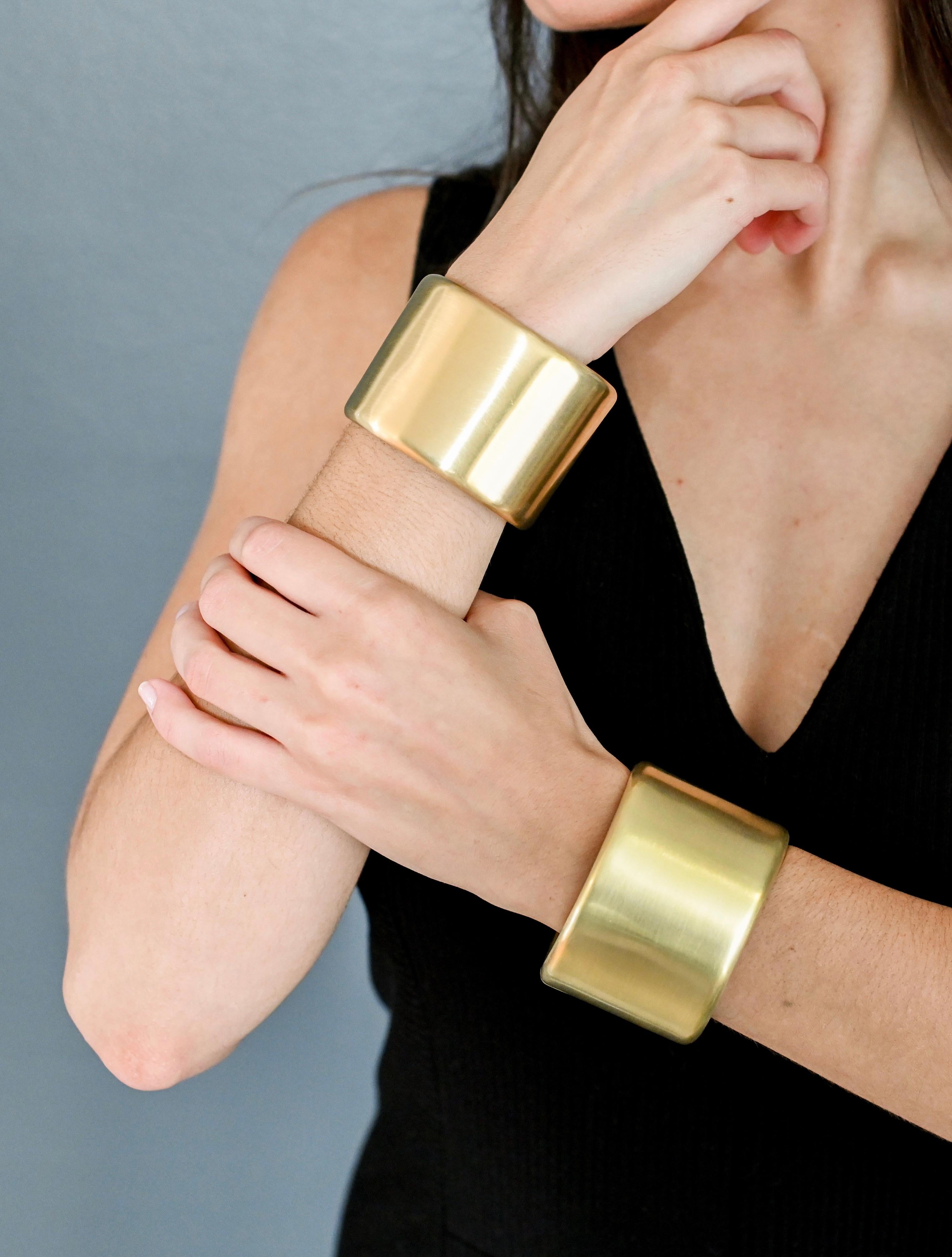 A magnificent piece of jewelry where art and design mesh perfectly.
Fabricated entirely by hand in solid 18K green gold, a cuff that is timeless and classic yet so relevant for today's contemporary style. Hand-burnished for a soft, satin-matte