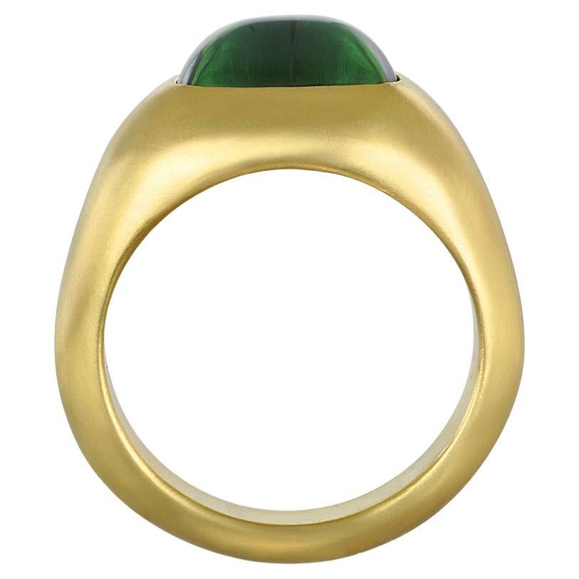 Ring aus 18 Karat Gold mit grünem Turmalin im Kissenschliff und Cabochon von Faye Kim im Angebot