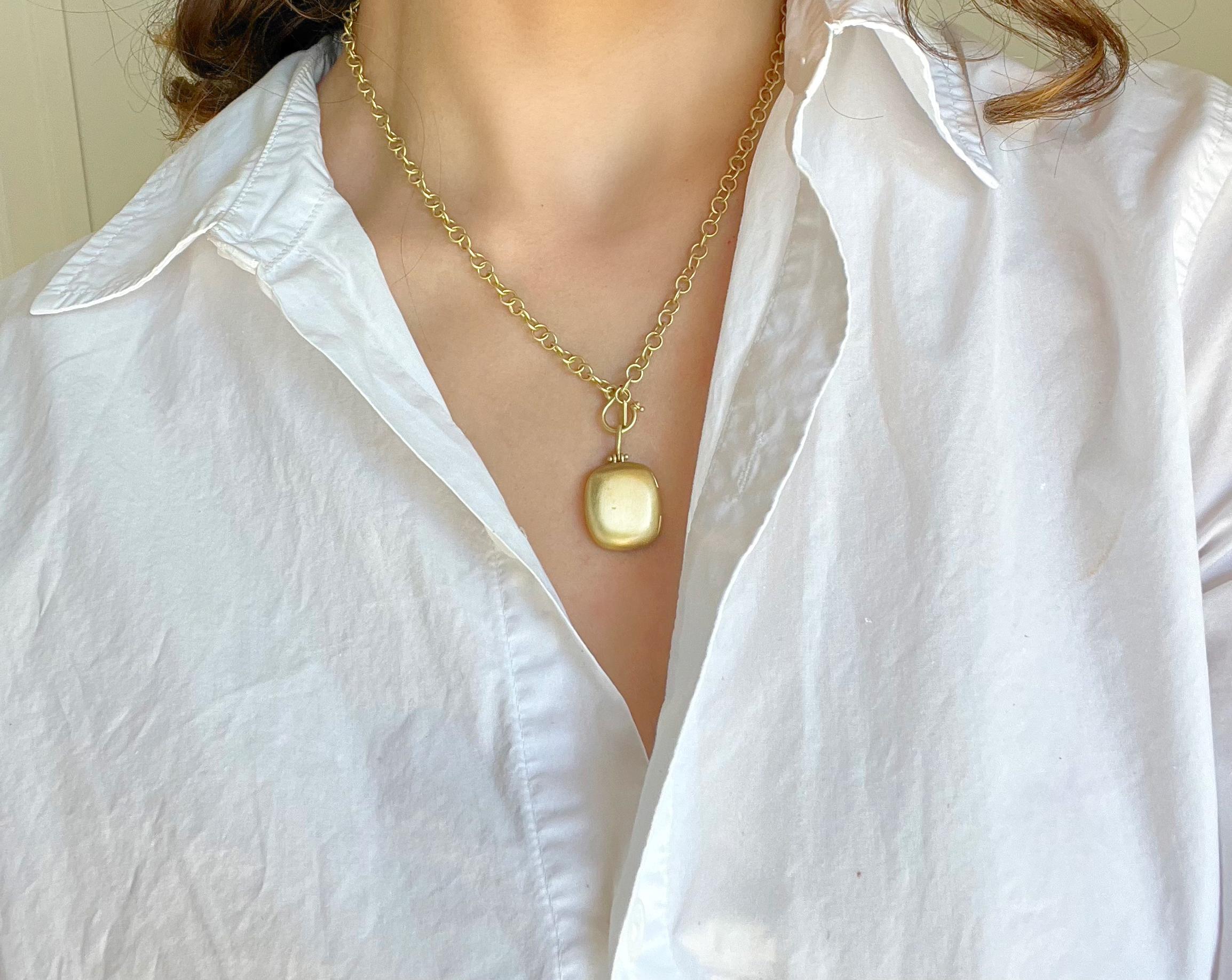 Il medaglione a forma di cuscino in oro 18k di Faye Kim ha sostanza e stile. Finemente lavorato a mano e con finitura opaca. Personalizzala con un'incisione o con delle pietre preziose e indossala da sola o a strati con altre collane. 

Medaglione
