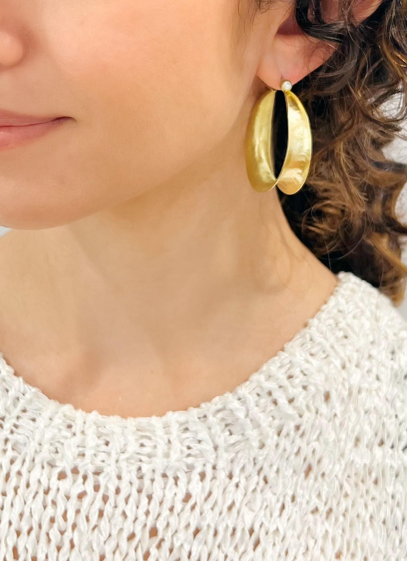 Contemporary Faye Kim 18 Karat Gold Diamond Anticlastic Hoop Earrings - Large For Sale