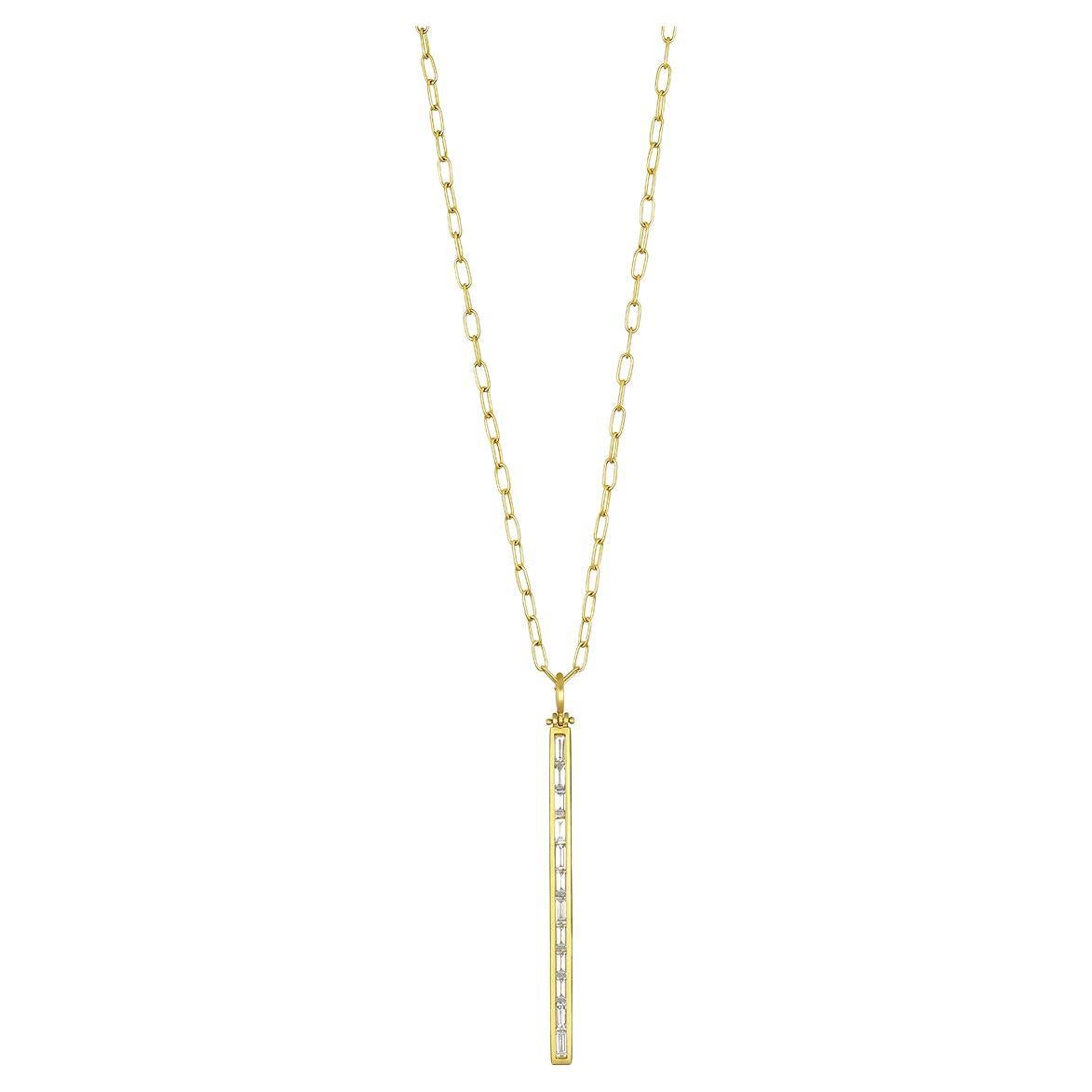 Elegante e raffinato, il Ciondolo a Barretta con Diamante Baguette di Faye è realizzato a mano in oro 18 carati con diamanti bianchi. Classico ma moderno grazie alla sua forma a barra e alla finitura opaca, questo ciondolo passa senza sforzo dal