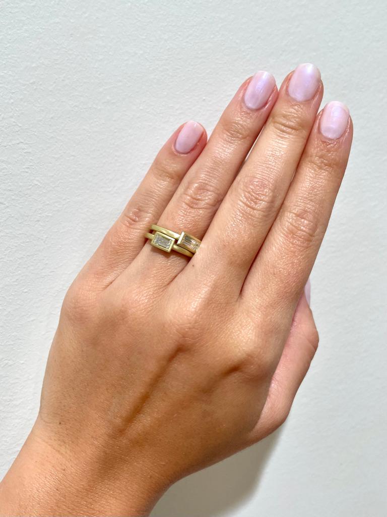 18 Karat Gold Diamant Baguette-Ring 'Longer' von Faye Kim mit Baguette-Diamant (Zeitgenössisch) im Angebot