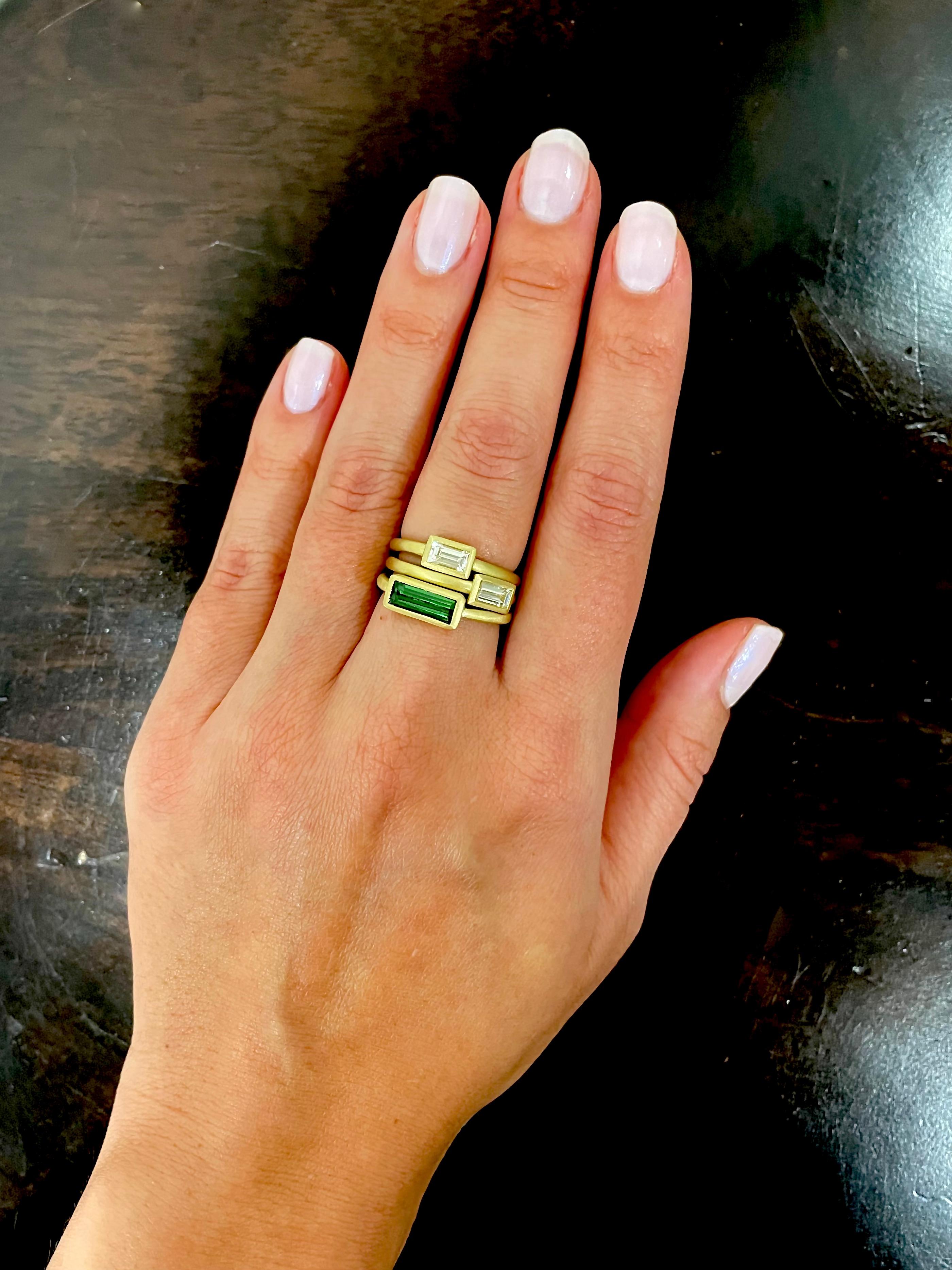18 Karat Gold Diamant Baguette-Ring 'Longer' von Faye Kim mit Baguette-Diamant (Baguetteschliff) im Angebot