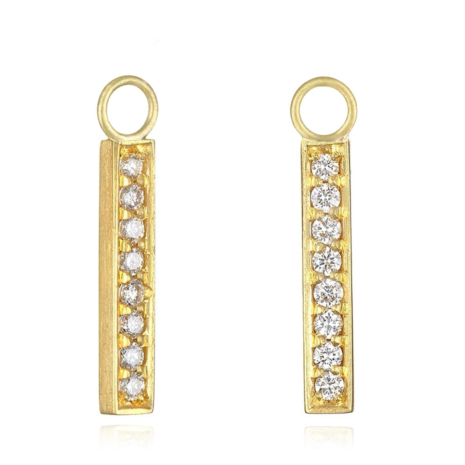 Gocce a barretta con pavé di diamanti in oro 18k

Diamanti .26 tcw

Lunghezza 15 mm x 2,6 mm

In questo caso si tratta di cerchi piccoli con cerniera in oro 18k, venduti separatamente.

