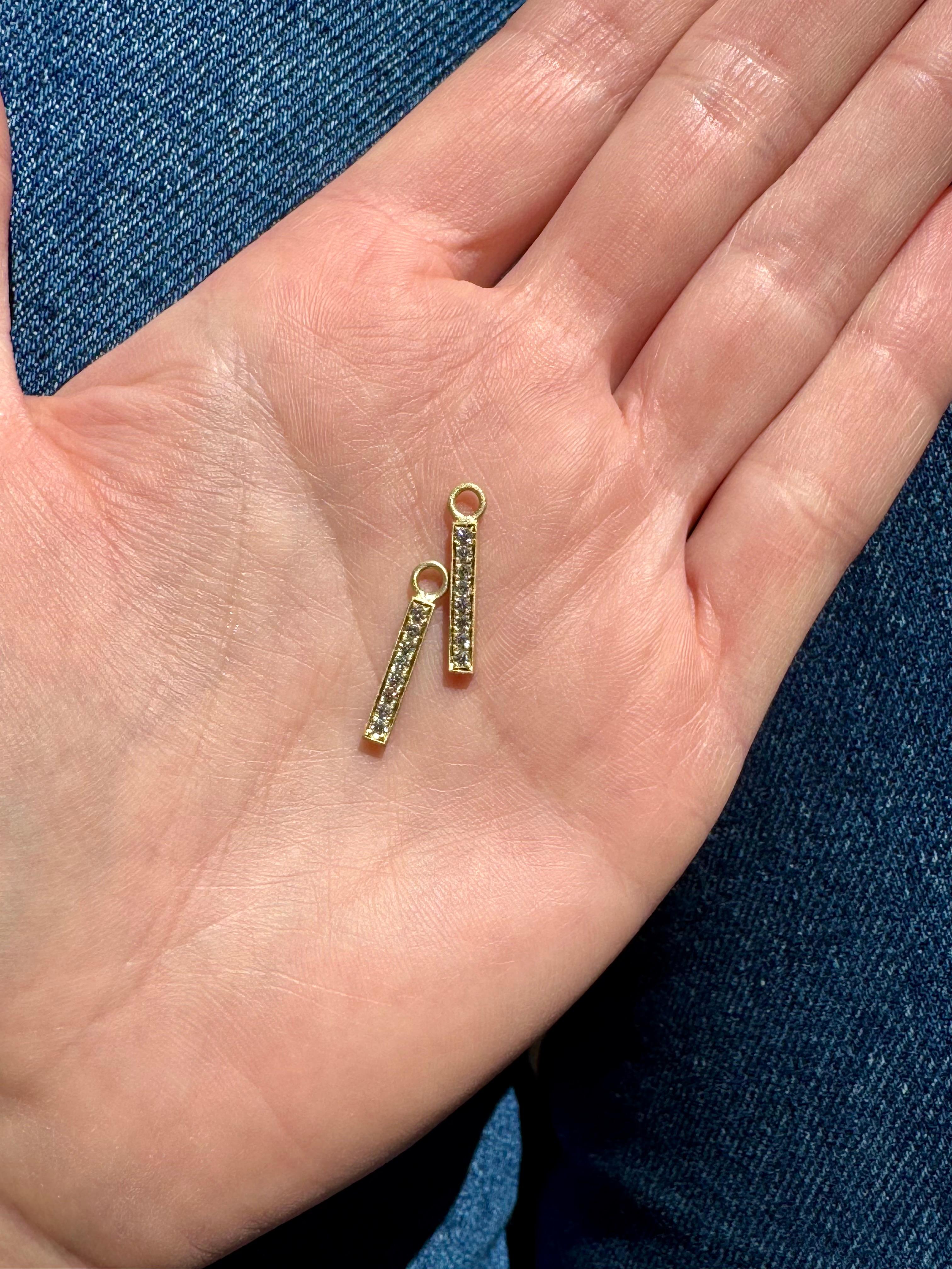 Contemporaneo Faye Kim, gocce a forma di barretta in oro 18 carati con diamante in vendita