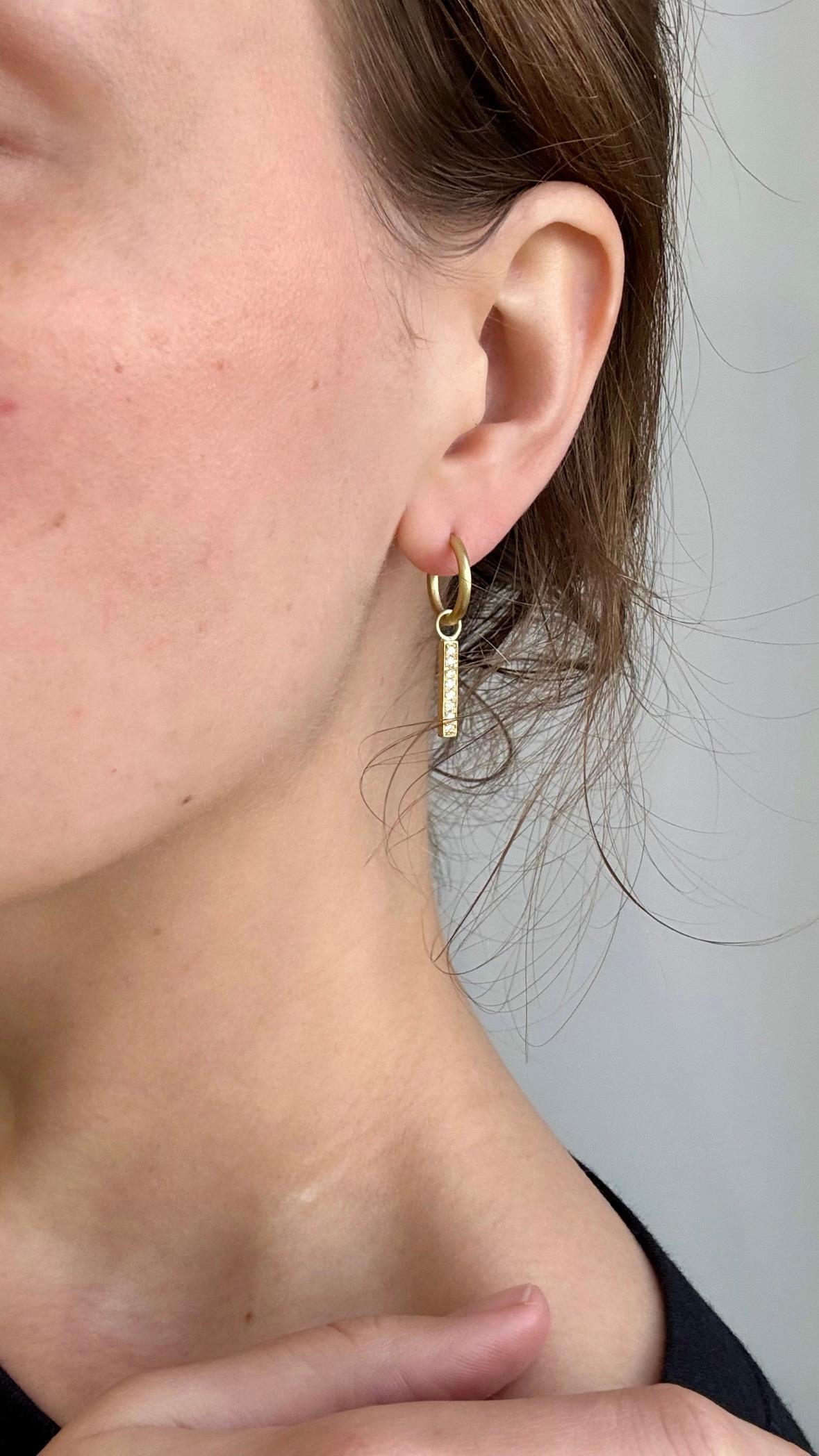 Faye Kim, gocce a forma di barretta in oro 18 carati con diamante In condizioni Nuovo in vendita a Darien, CT