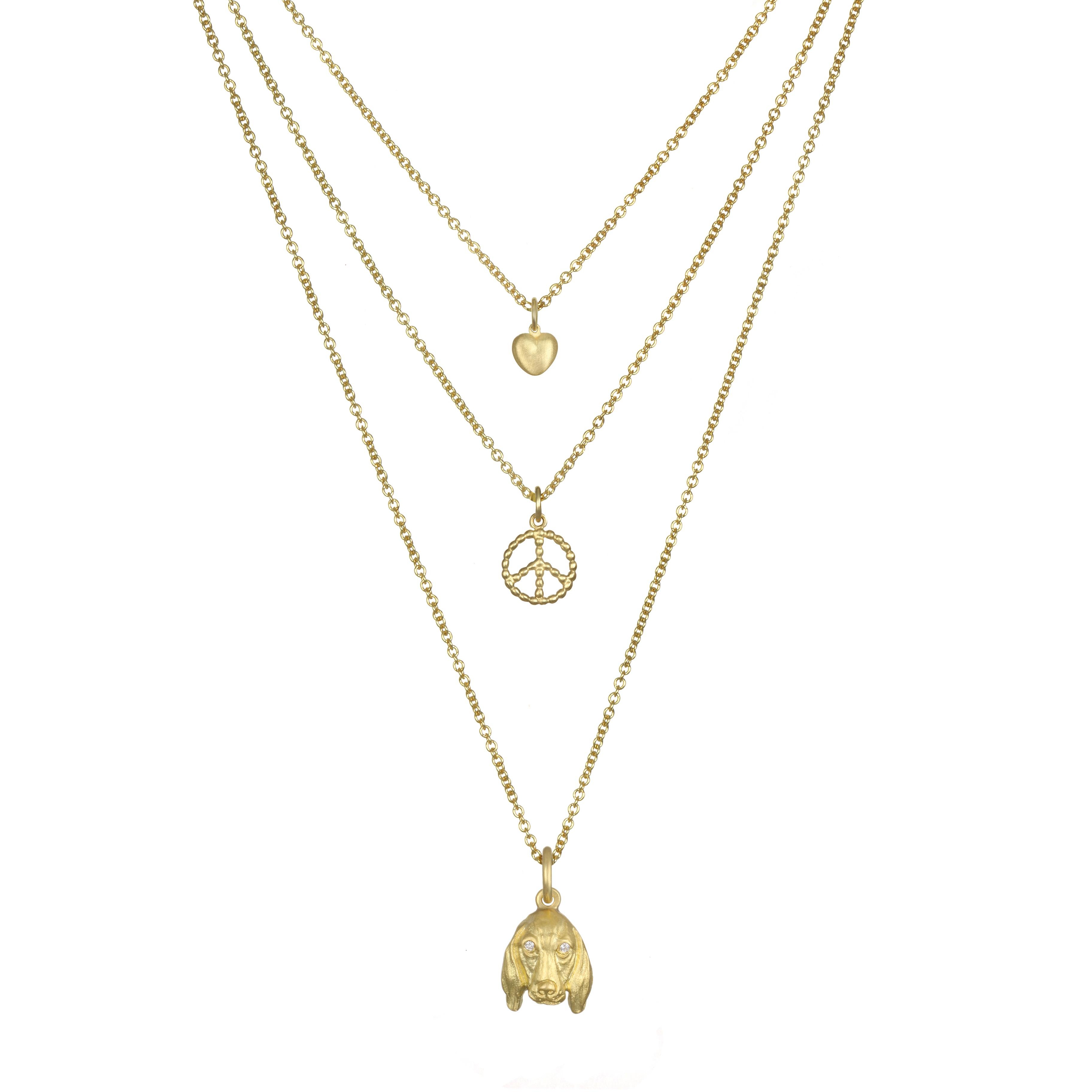 Taille ronde Faye Kim Breloque chien de basset en or 18 carats et diamants en vente
