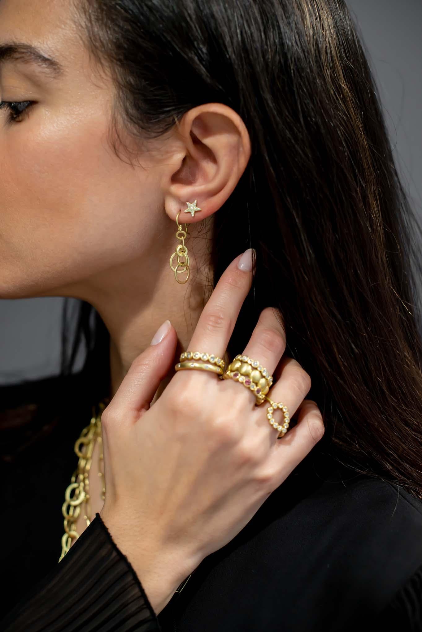 Clean, sleek and contemporary, Faye Kim's 18k Gold round brilliant cut diamond eternity band alternates small and large diamond bezels. Perfect on its own or stacked with others to reflect your own individual style.

Diamonds 1.03 carats twt
Width