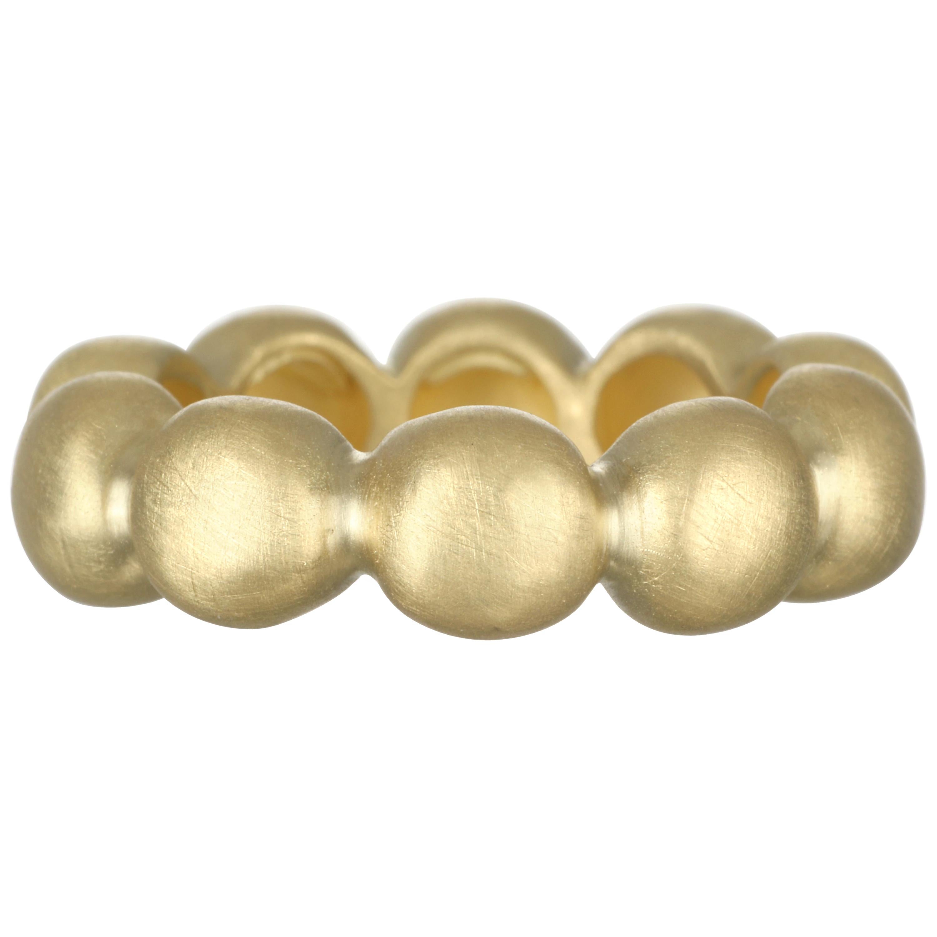 Der 18 Karat Gold Diamond Bubble Ring aus der Signature Collection von Faye Kim ist der klobigste der Perlenstapelringe. Perfekt als Einzelstück oder gestapelt; matte Oberfläche. 

Größe: 7, kann in der Größe verändert werden
Diamanten: .65 Karat