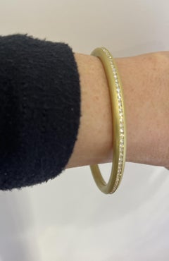 Brazalete de canal de diamantes en oro de 18 quilates Faye Kim