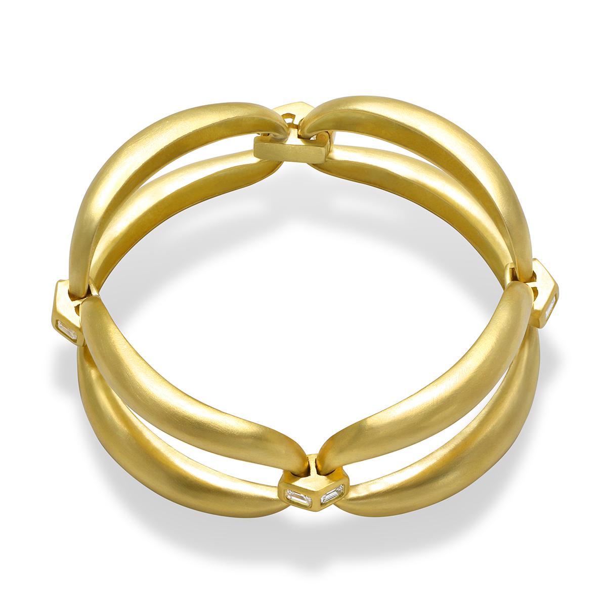 Moderne et intemporel, le bracelet à maillons dôme en or 18 carats de Faye Kim est composé de quatre maillons dôme ouverts et incurvés, reliés de manière experte par des accents sertis de diamants de taille émeraude. Les maillons sont à la fois
