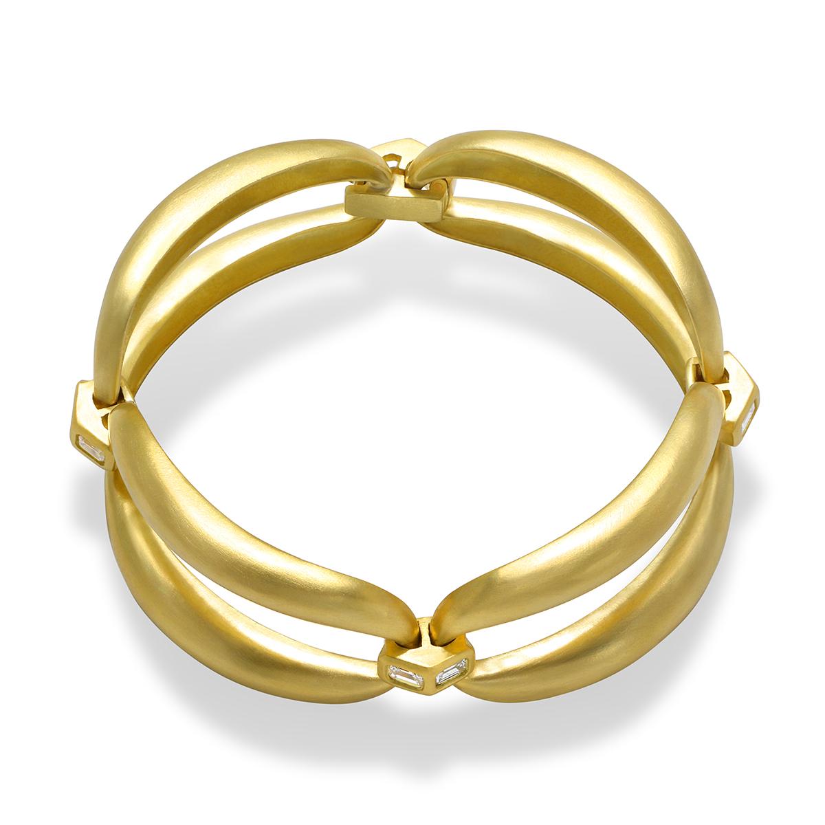 18k Gold Diamond Dome Link Bracelet with Emerald-Cut Diamond-Hinged Links

Diamonds: 2.08 tcw

E/F Color, VVS Quality

Length 7