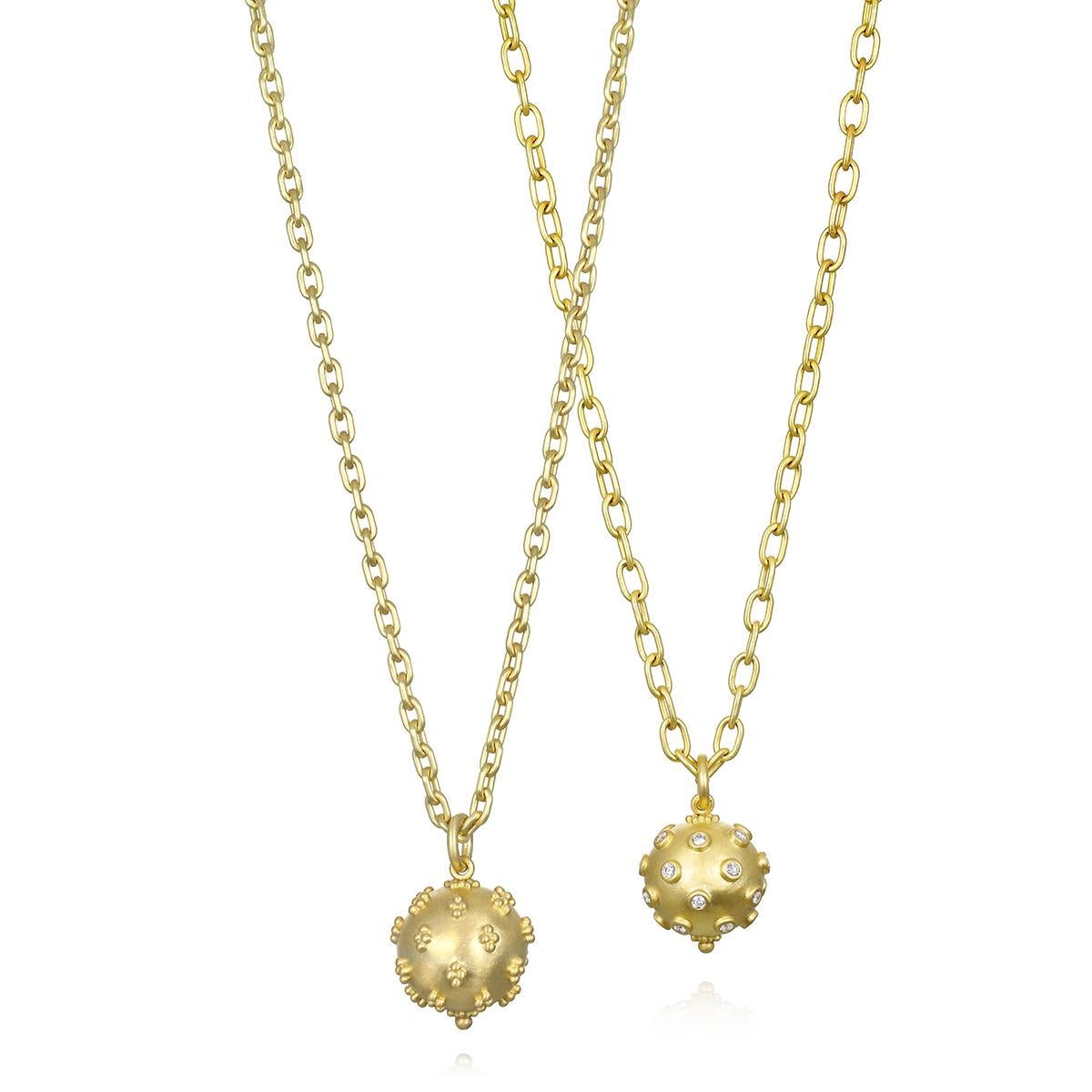 Taglio rotondo Faye Kim, oro 18 carati, diamante in granulazione, charm a forma di sfera in vendita