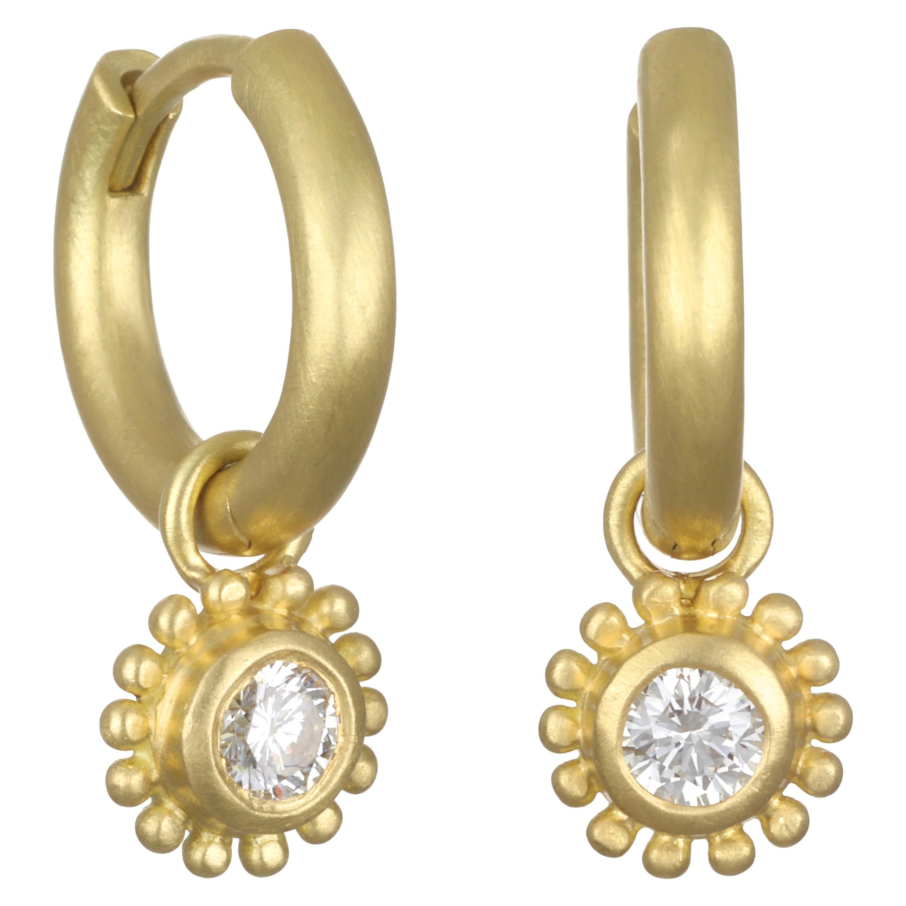 Realizzato a mano in oro 18 carati, il design moderno di Faye Kim trasmette un'eleganza sobria e un look davvero elegante per tutti i giorni. Le gocce di granulazione di diamanti staccabili aggiungono splendore ai cerchi di Faye, venduti