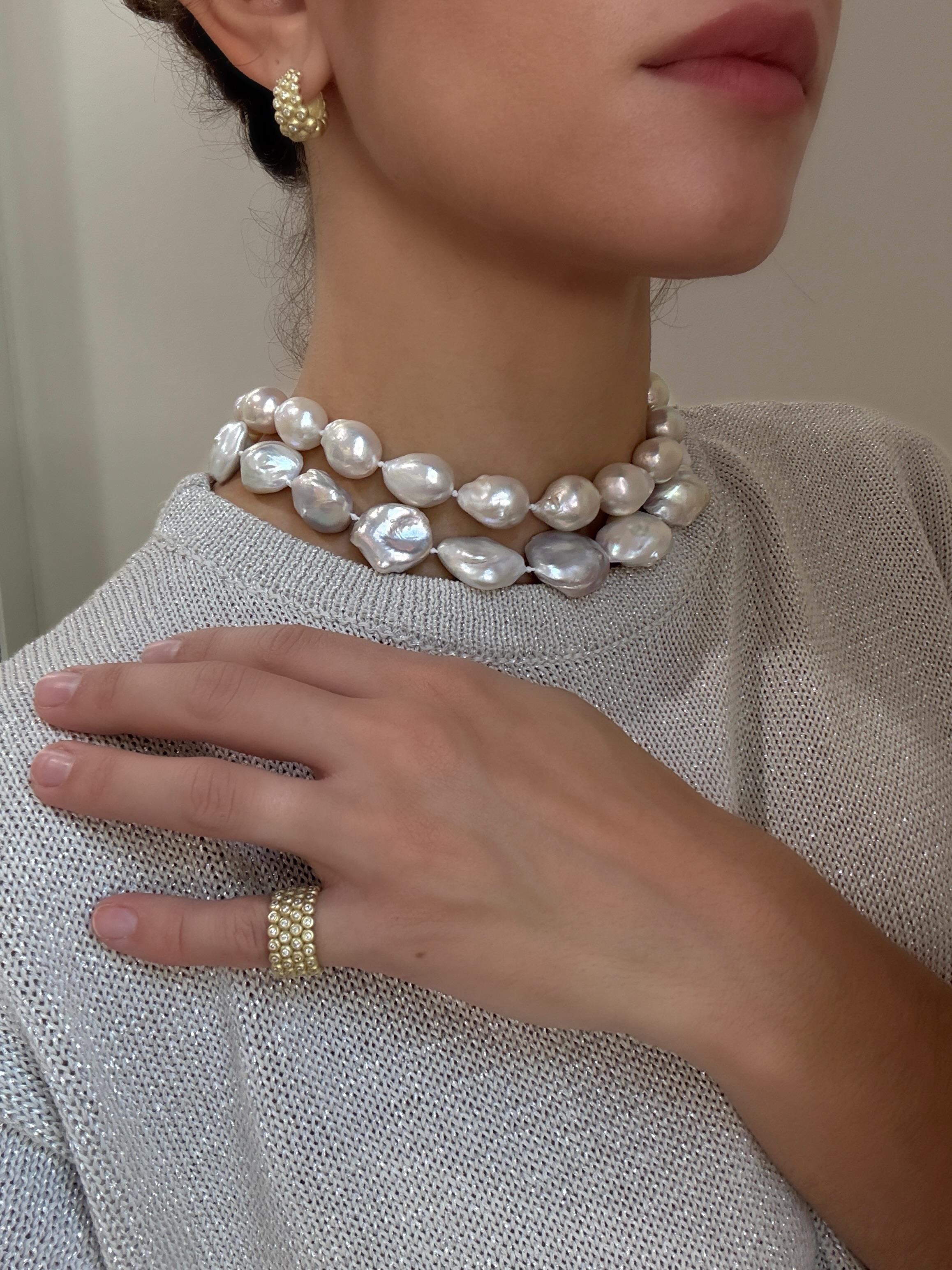 A. Kim, oro 18 carati, granulazione di diamanti, Huggy Hoop

16 x 10mm

.74 tcw