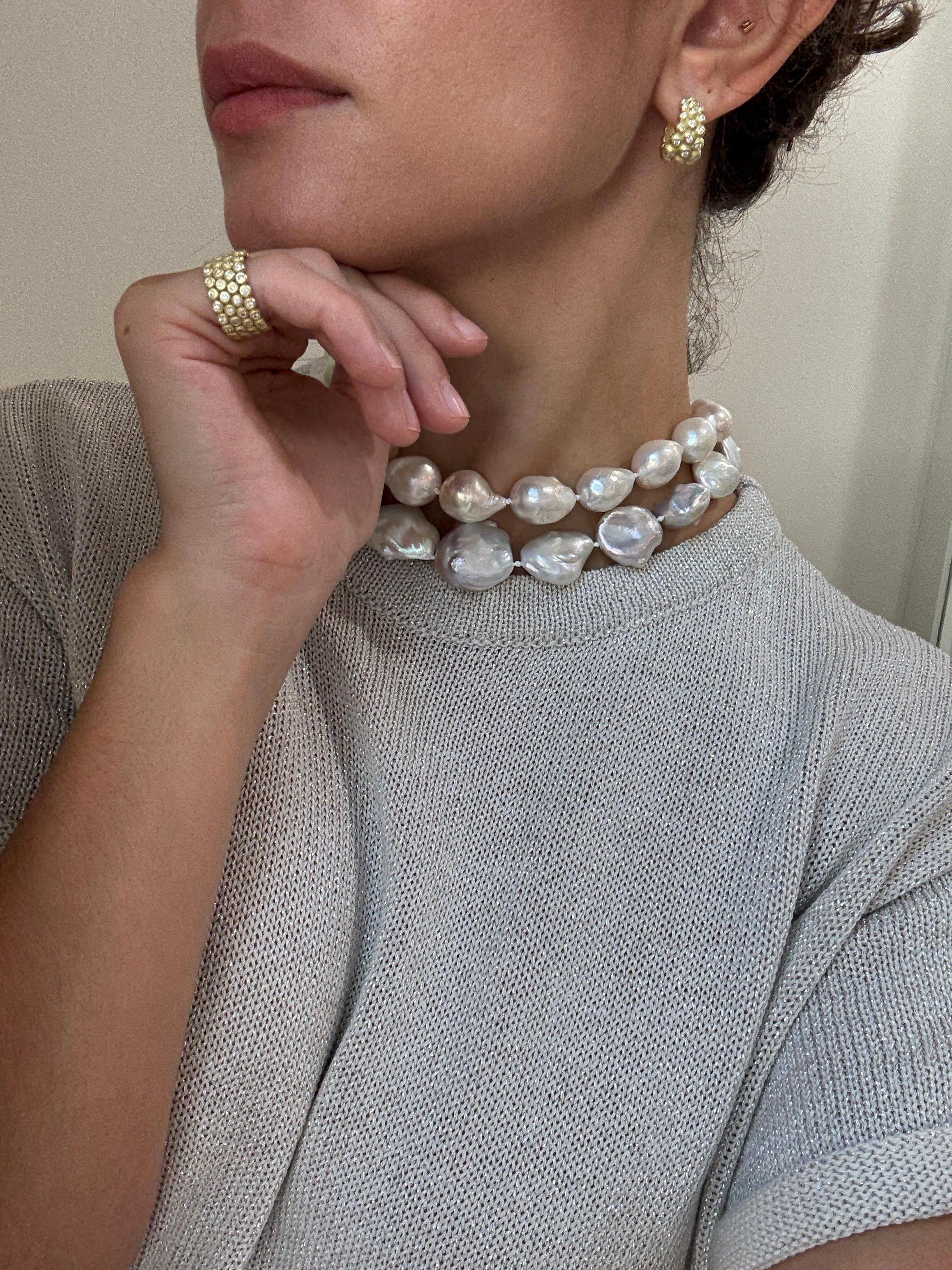 Contemporaneo A. Kim, oro 18 carati, granulazione di diamanti, Huggy Hoop in vendita