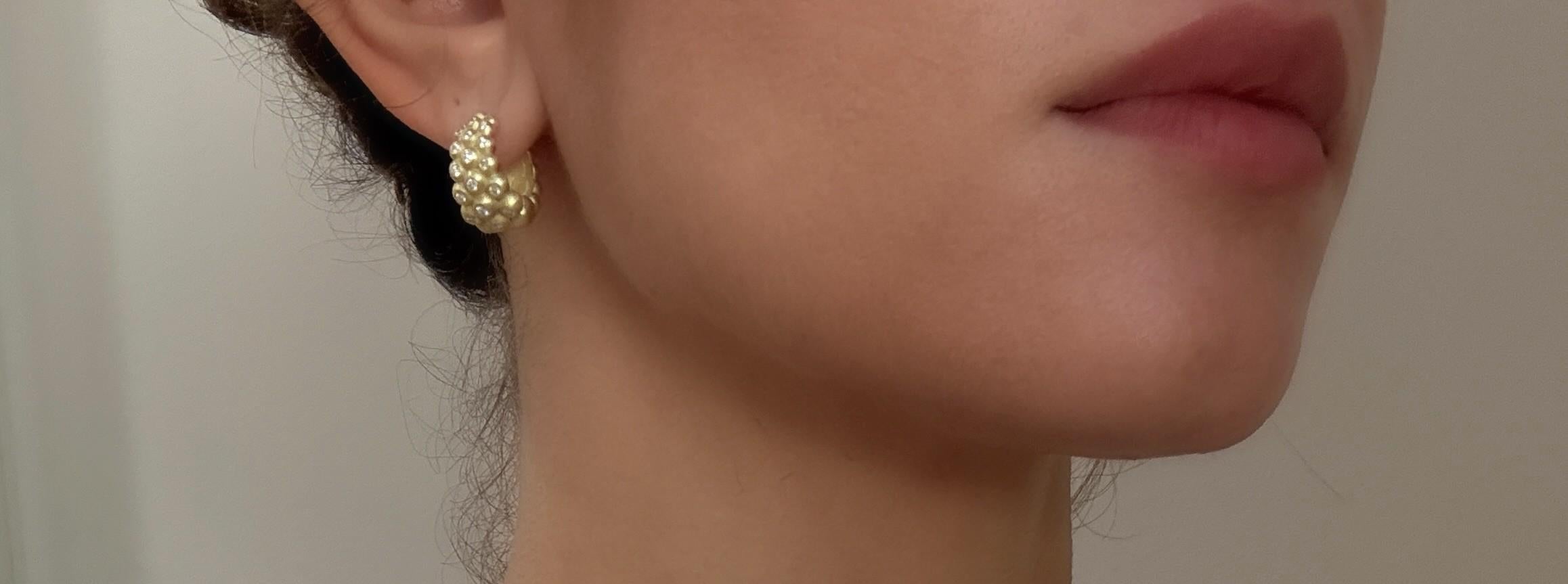 Grezzo A. Kim, oro 18 carati, granulazione di diamanti, Huggy Hoop in vendita