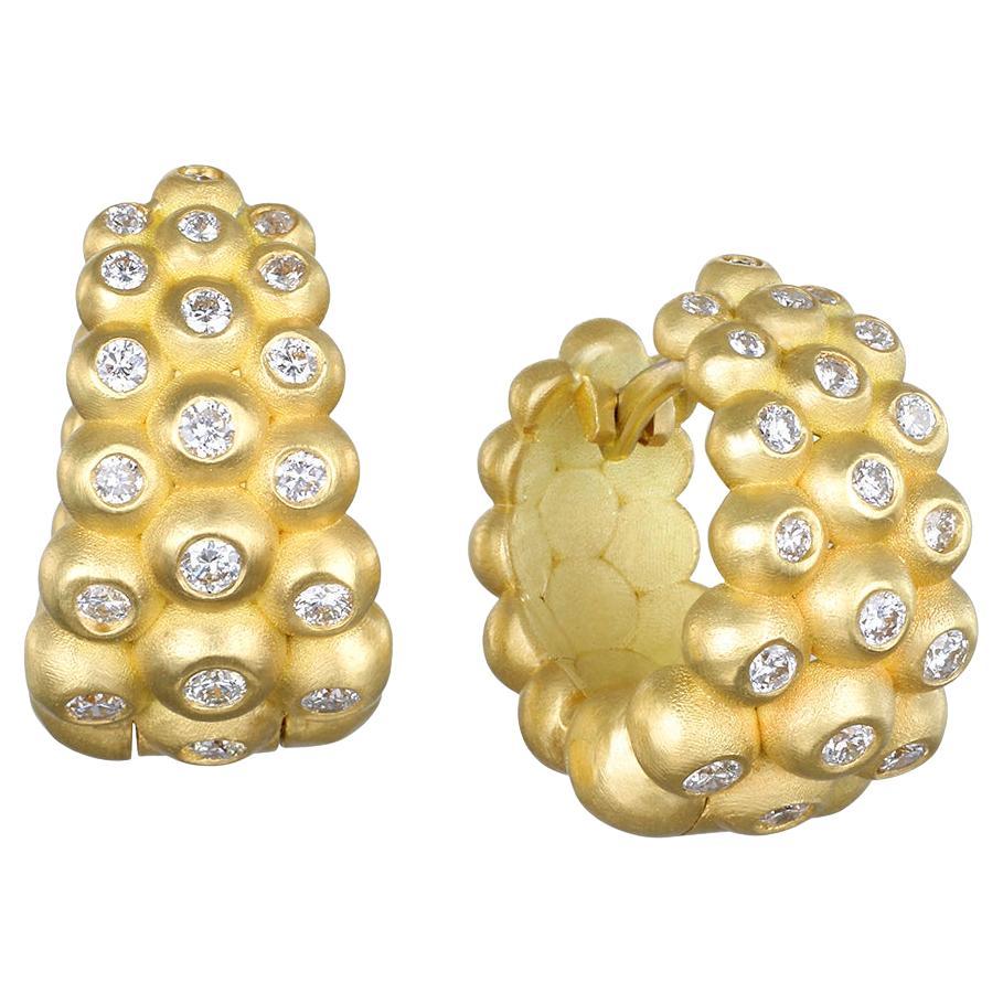 A. Kim, oro 18 carati, granulazione di diamanti, Huggy Hoop in vendita