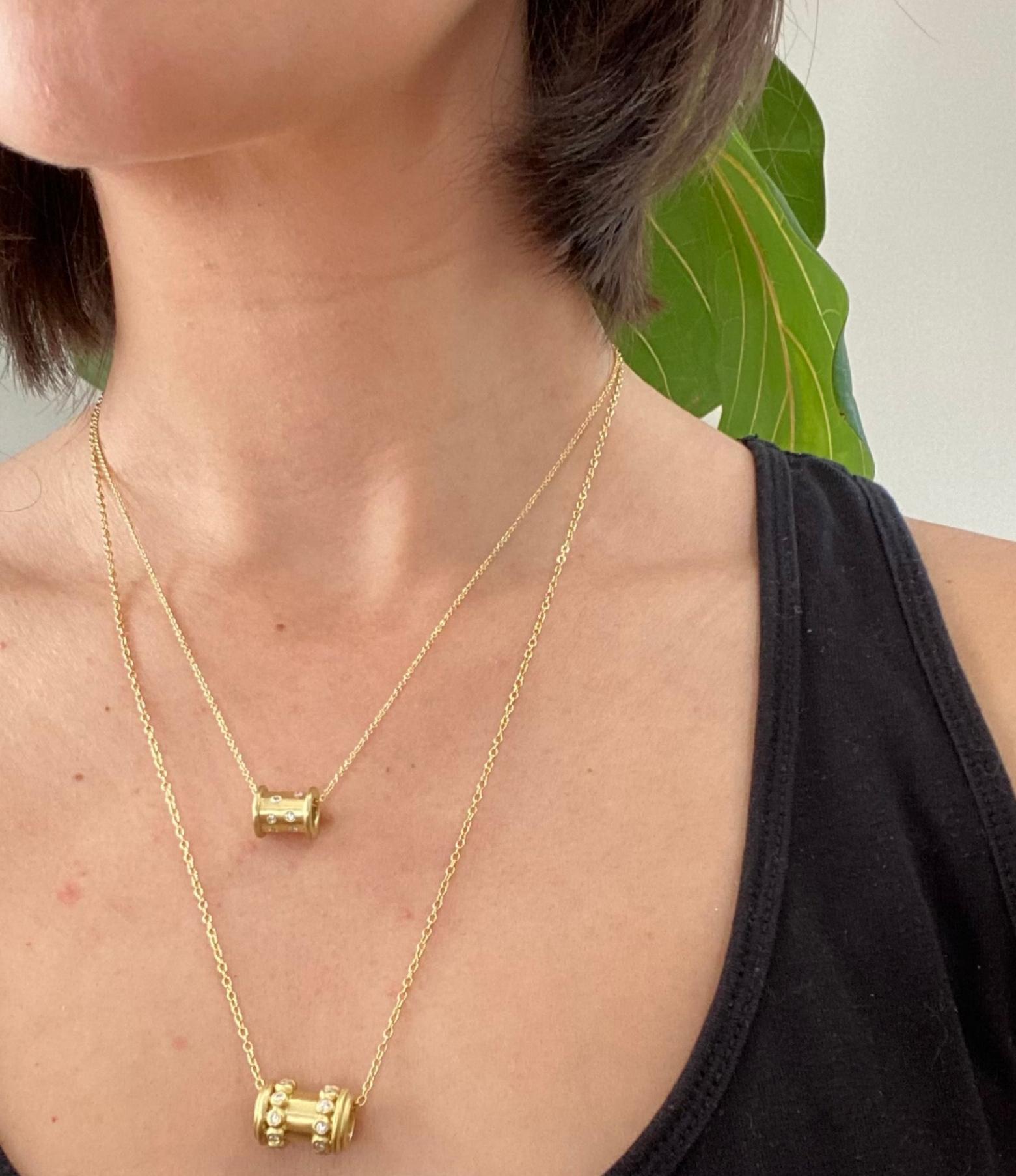 Faye Kim, oro 18 carati, diamante in granulazione, charm a forma di rocchetto In condizioni Nuovo in vendita a Darien, CT