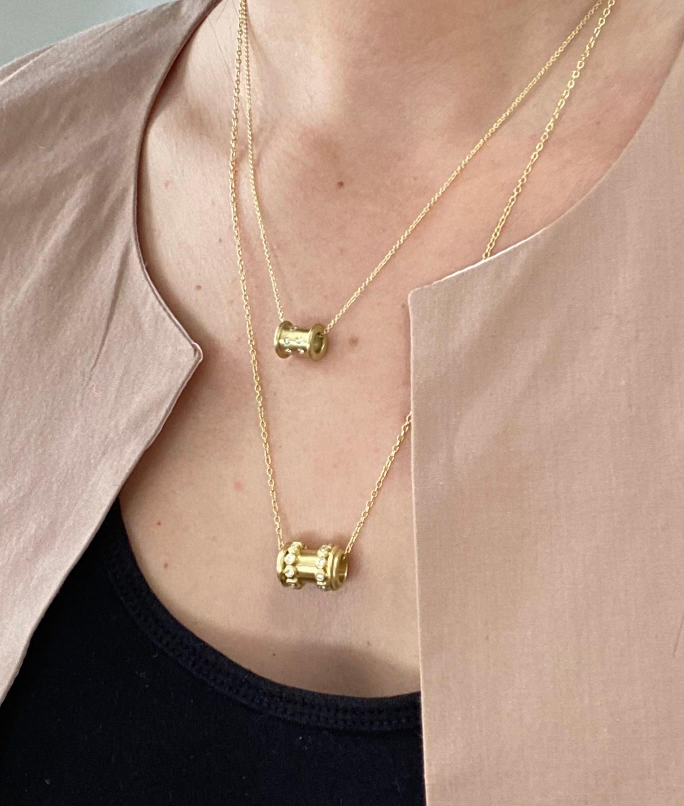 This sparkly and slightly chunky 18K gold* diamond granulation spool charm and chain will dress up even the most casual outfit and complement more formal attire. Worn alone or paired with other necklaces, this Faye Kim statement piece, with 20