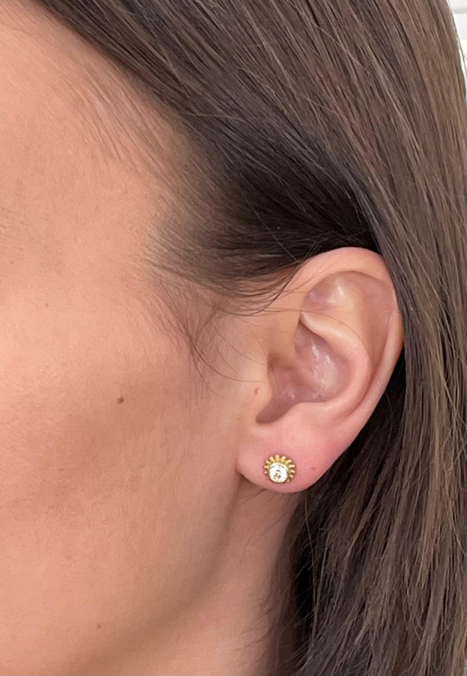 Parfaite pour tous les jours, la collection de Faye Kim  Les boucles d'oreilles en or 18 carats à granulation de diamants sont très faciles à porter et s'accordent avec presque tout. 
Décontracté, frais et moderne pour le style insouciant
