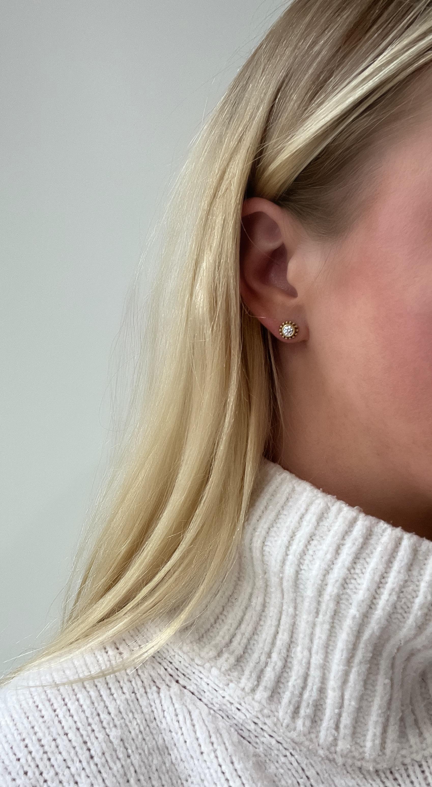 Contemporain A Kim Boucles d'oreilles en or 18 carats avec granulation de diamants en vente