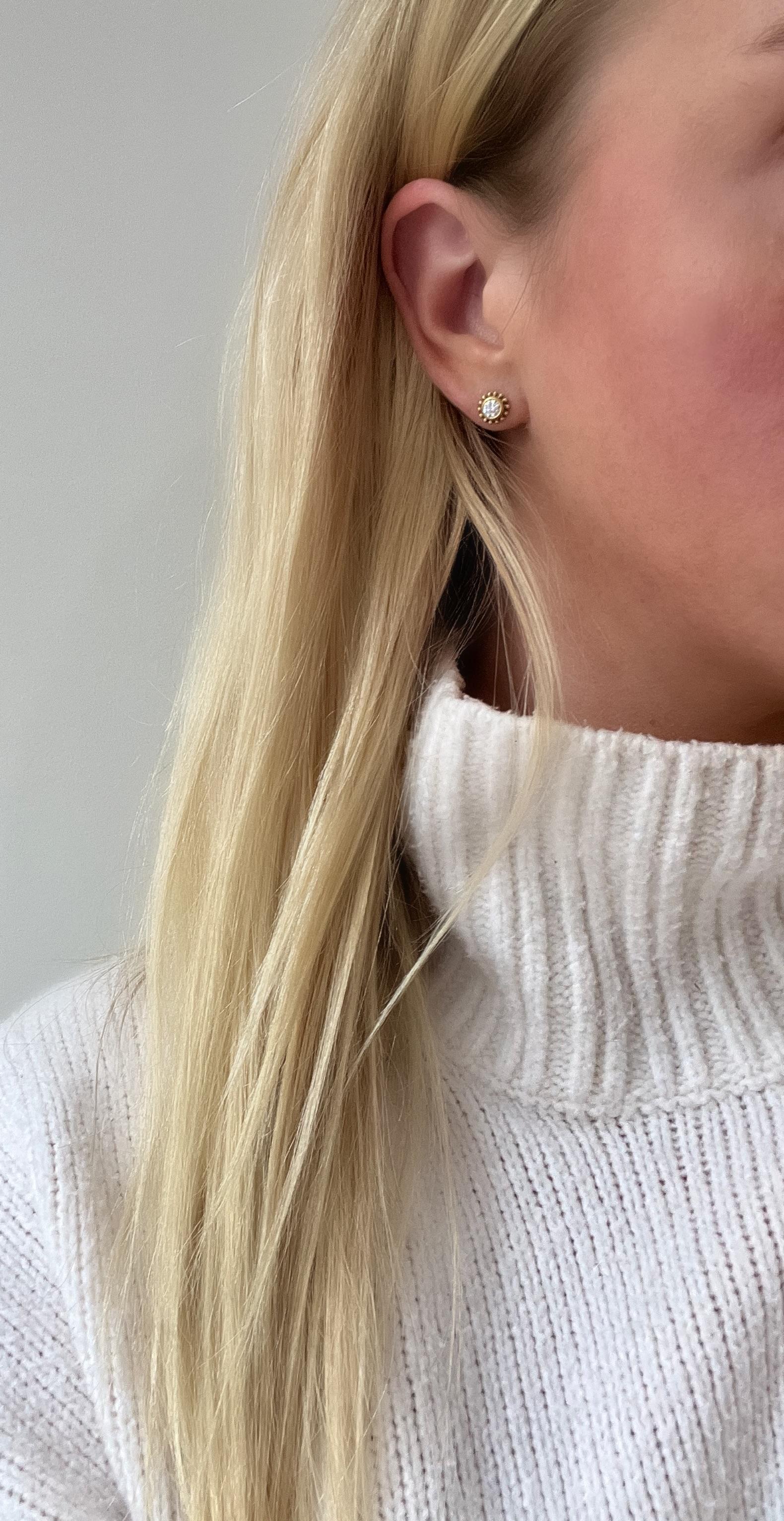 Taille brillant A Kim Boucles d'oreilles en or 18 carats avec granulation de diamants en vente