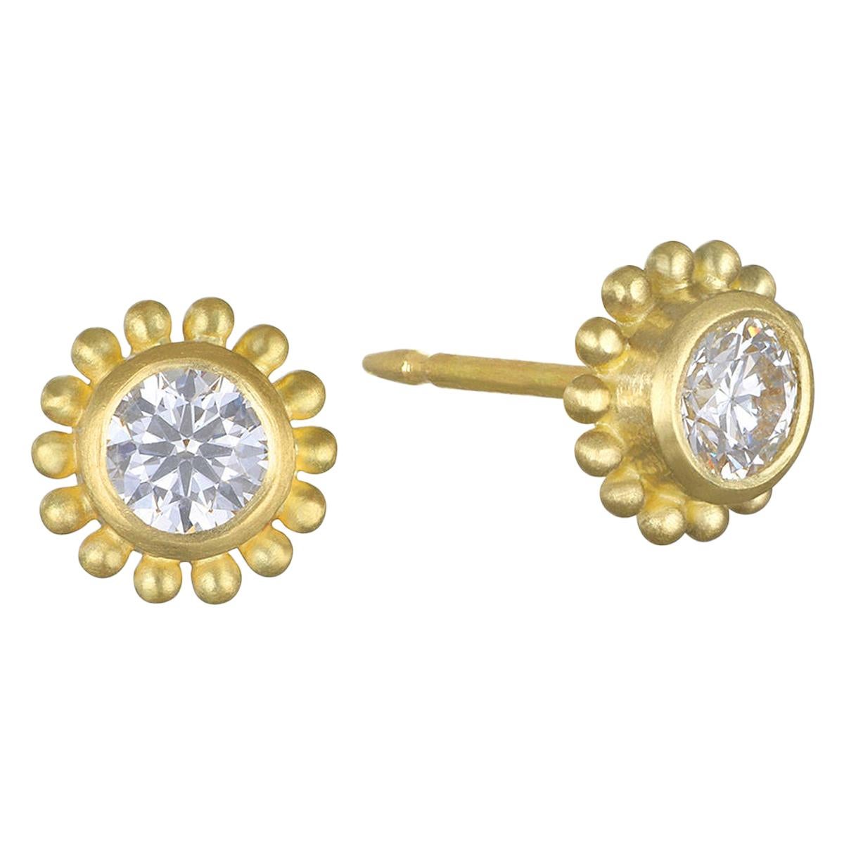 Faye Kim, orecchini a perno in oro 18 carati con diamanti a granulazione