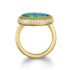Faye Kim, bague Halo Lightning Ridge en or 18 carats et opale noire australienne