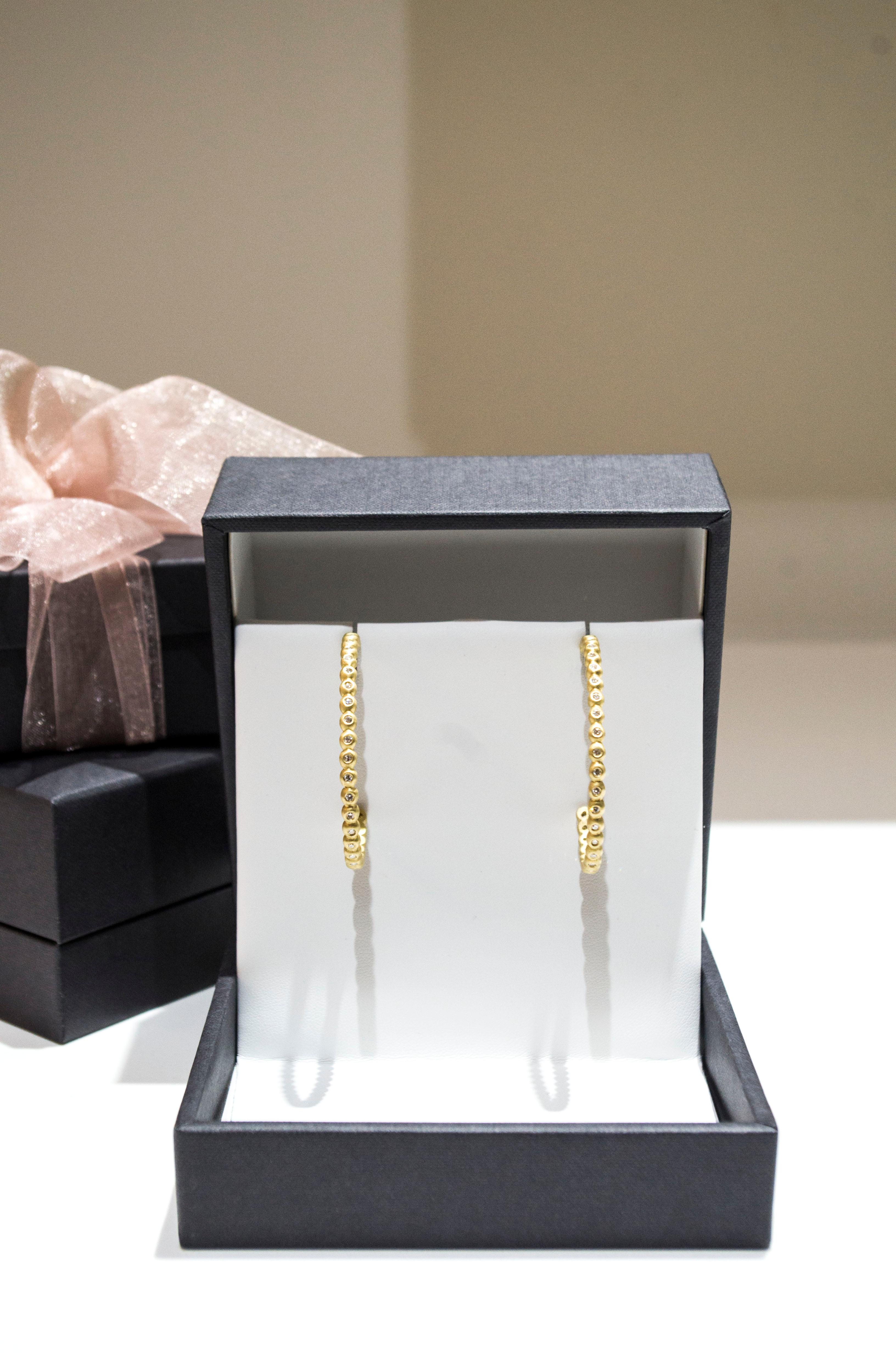 Faye Kim 18 Karat Gold Diamond Hoop Earrings In New Condition For Sale In Westport, CT