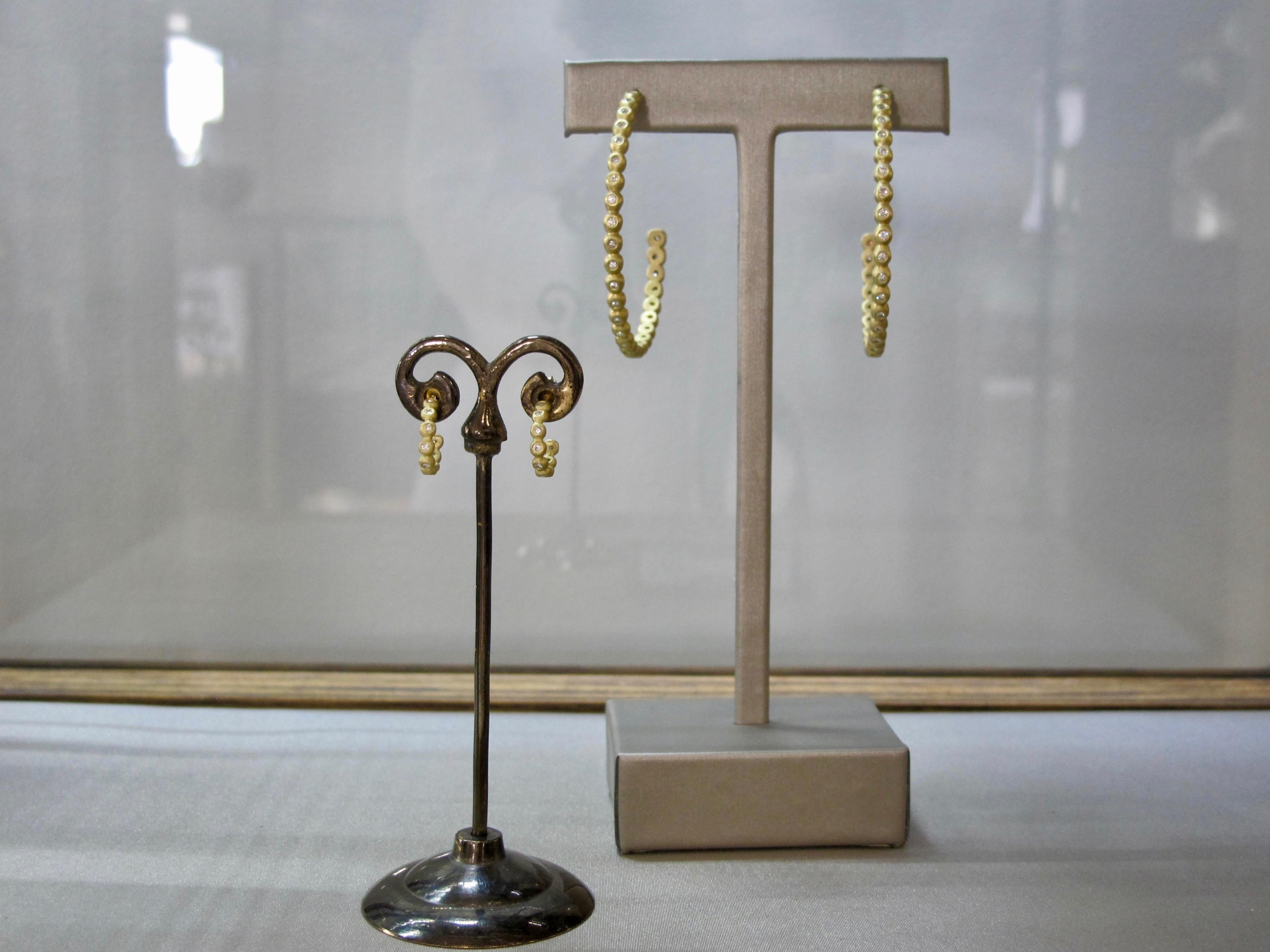 Contemporaneo Faye Kim, orecchini a cerchio con diamante in oro 18 carati in vendita