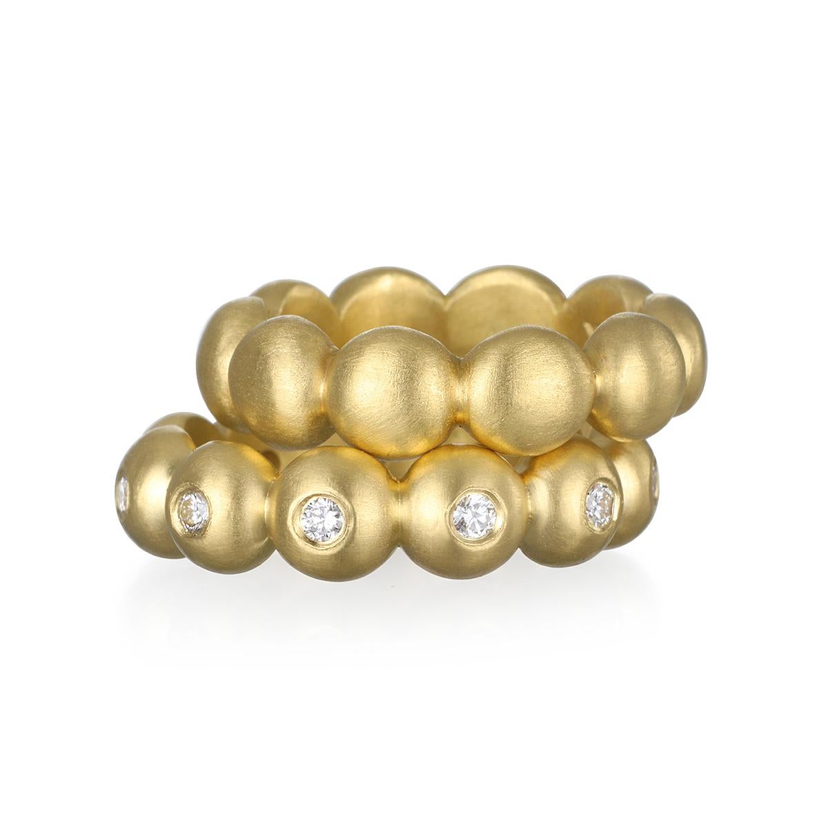 Als Teil von Faye Kims signifikanter Kollektion aus 18-karätigem Gold sind die großen Granulatperlen mit runden Diamanten im Brillantschliff verziert und mattiert, um einen klaren, modernen Look zu erzielen. Perfekt zum Stapeln mit anderen Ringen
