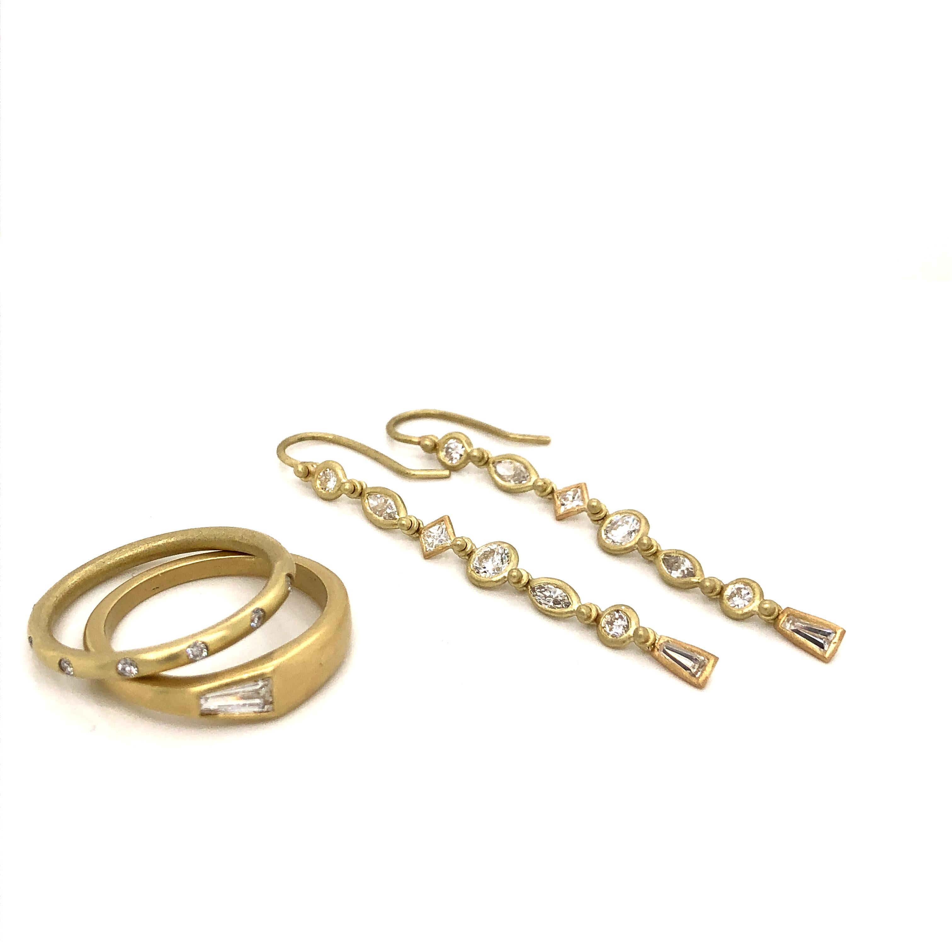 Faye Kim 18 Karat Gold Diamond Line Earrings In New Condition For Sale In Westport, CT