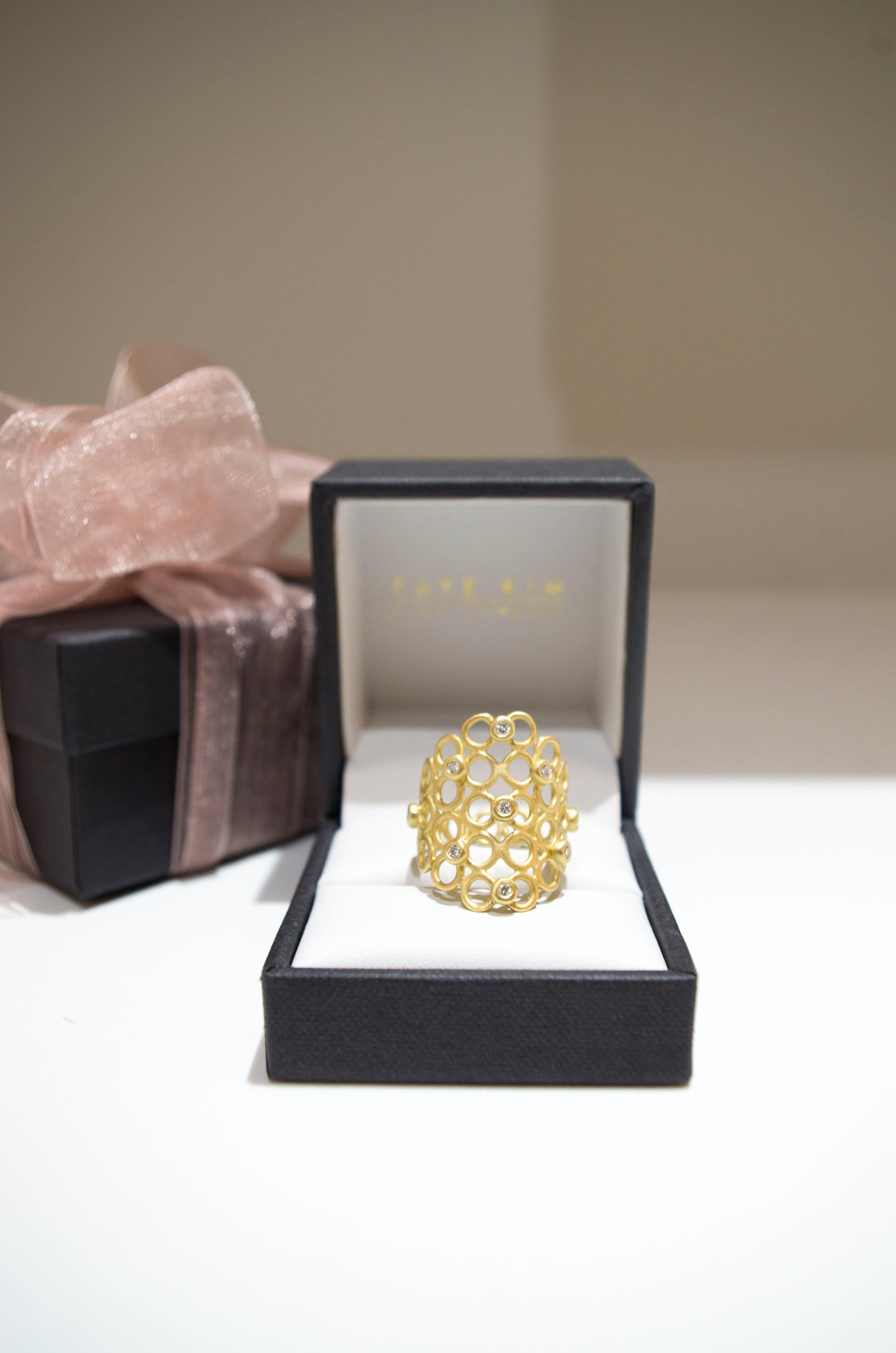 Faye Kim 18 Karat Gold Diamond Mesh Cocktail Ring For Sale 1