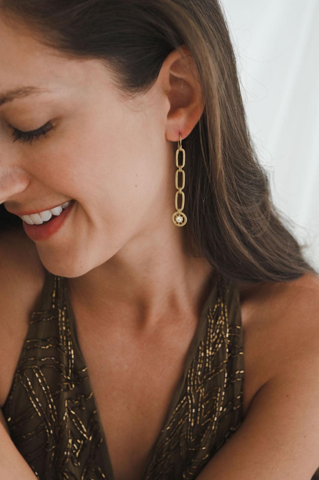Faye Kims 18 Karat Gold Diamond Paperclip Link Earrings spiegeln ihre ikonische Büroklammer-Gliederkette wider und erhalten durch diamantene Pinwheel-Tropfen einen modernen Twist. Diese mattierten Ohrringe mit französischem Draht passen zu jeder