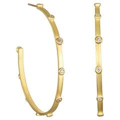 Faye Kim 18 Karat Gold Diamantbesetzte Creolen mit Pfosten - 1,5 "L, .32 tcw