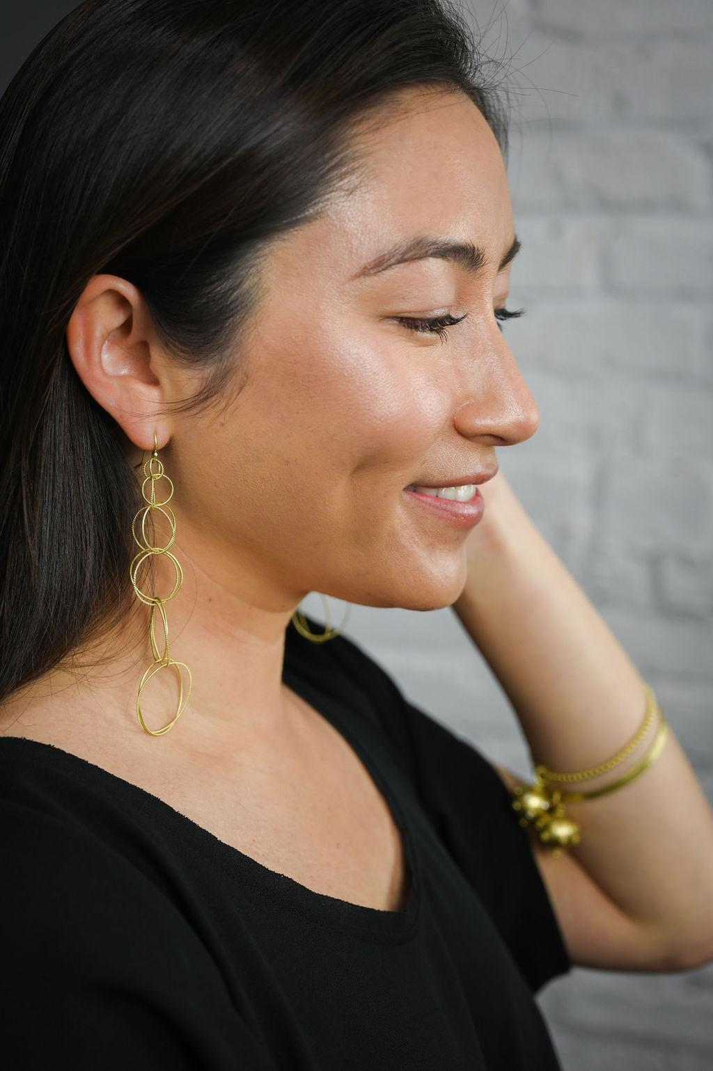 Handmade in 18 karat gold, these Faye Kim lightweight, extra long double loop twist earrings with ear wires will complement any outfit and are perfect for every occasion. 

Graduated 7.5 x 27mm

Length 4