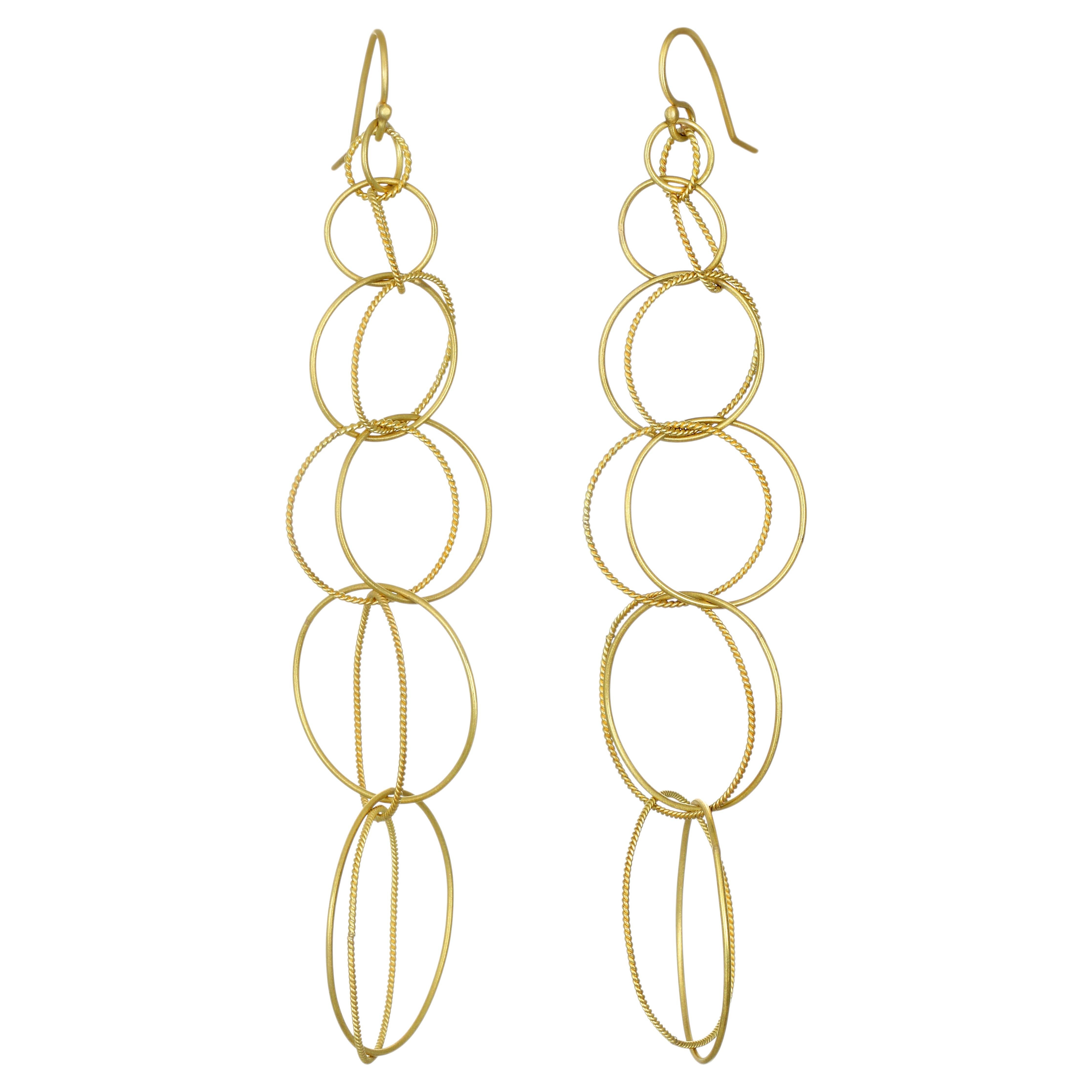 Pendientes Faye Kim de oro de 18 quilates con doble vuelta de 4 en venta