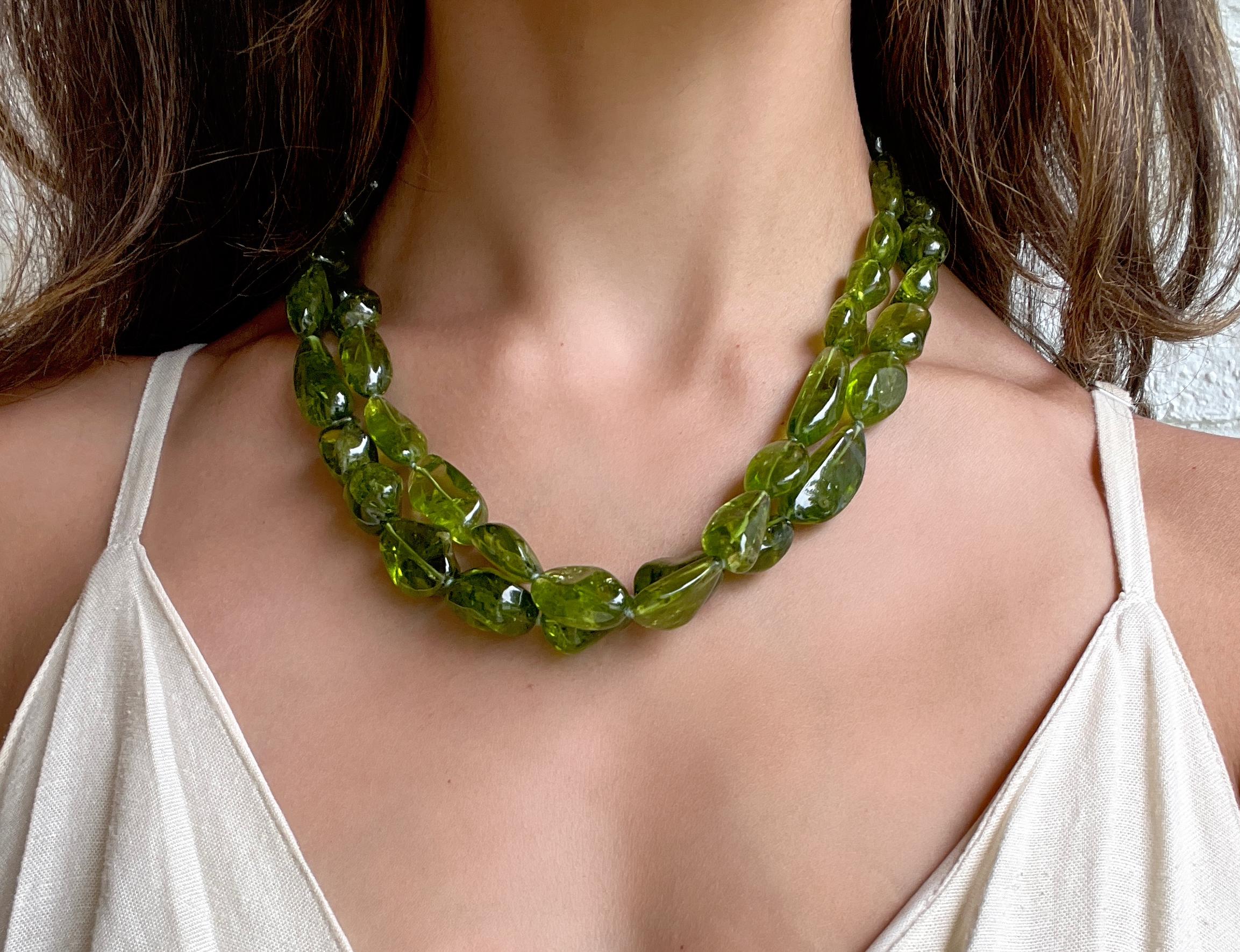 Collana di perle di peridoto a doppio filo in oro 18 carati con chiusura a mano di Faye Kim: le gemme di peridoto erano storicamente chiamate olivine e si ritiene che siano state utilizzate per molte migliaia di anni. Il peridoto è stato a lungo