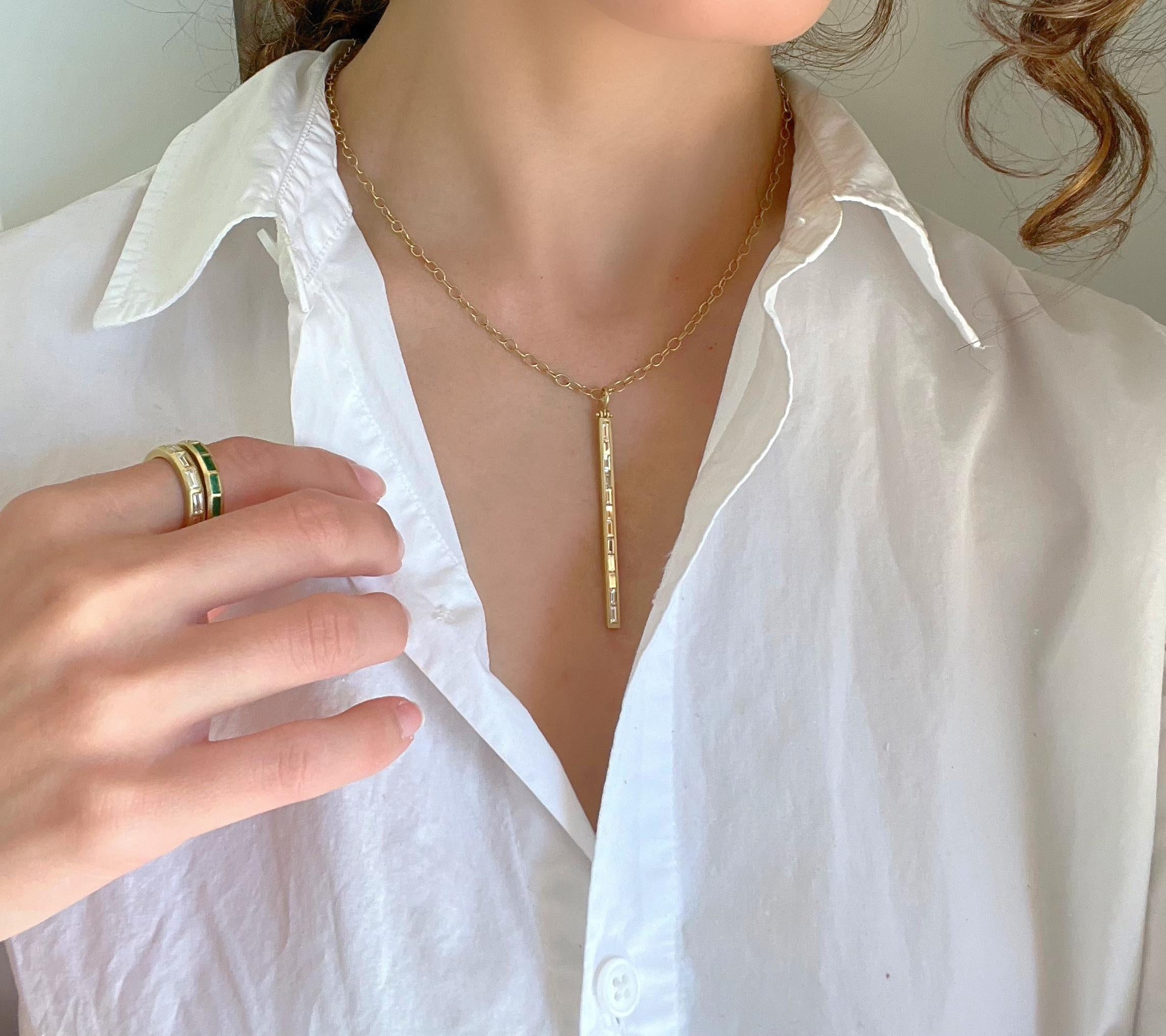 Contemporaneo Faye Kim, fascia a eternità con smeraldo baguette in oro 18 carati in vendita