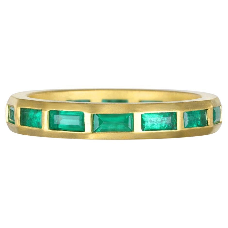 Eternity-Ring aus 18 Karat Gold mit Smaragd im Baguette-Schliff von Faye Kim im Angebot