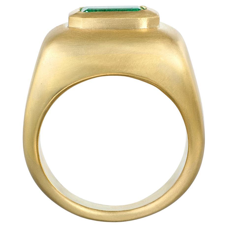 18 Karat Gold-Kuppelring mit Smaragd-Lünette von Faye Kim im Angebot