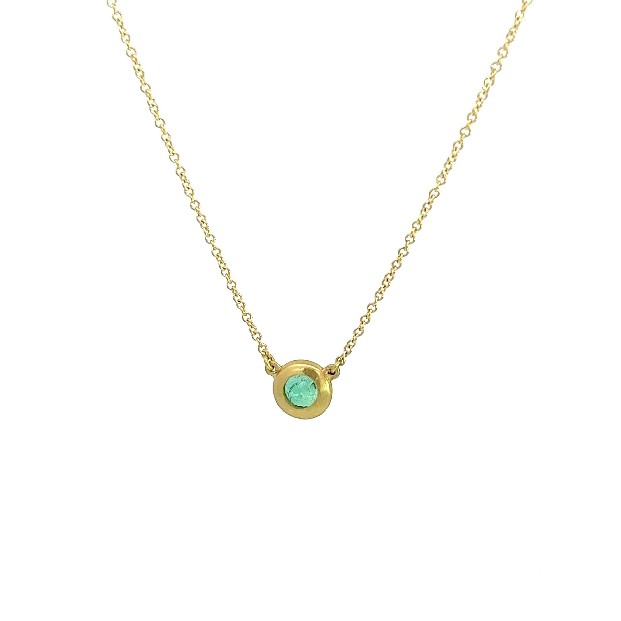 Taille ronde Faye Kim Collier pendentif en or 18 carats avec lunette en émeraude en vente