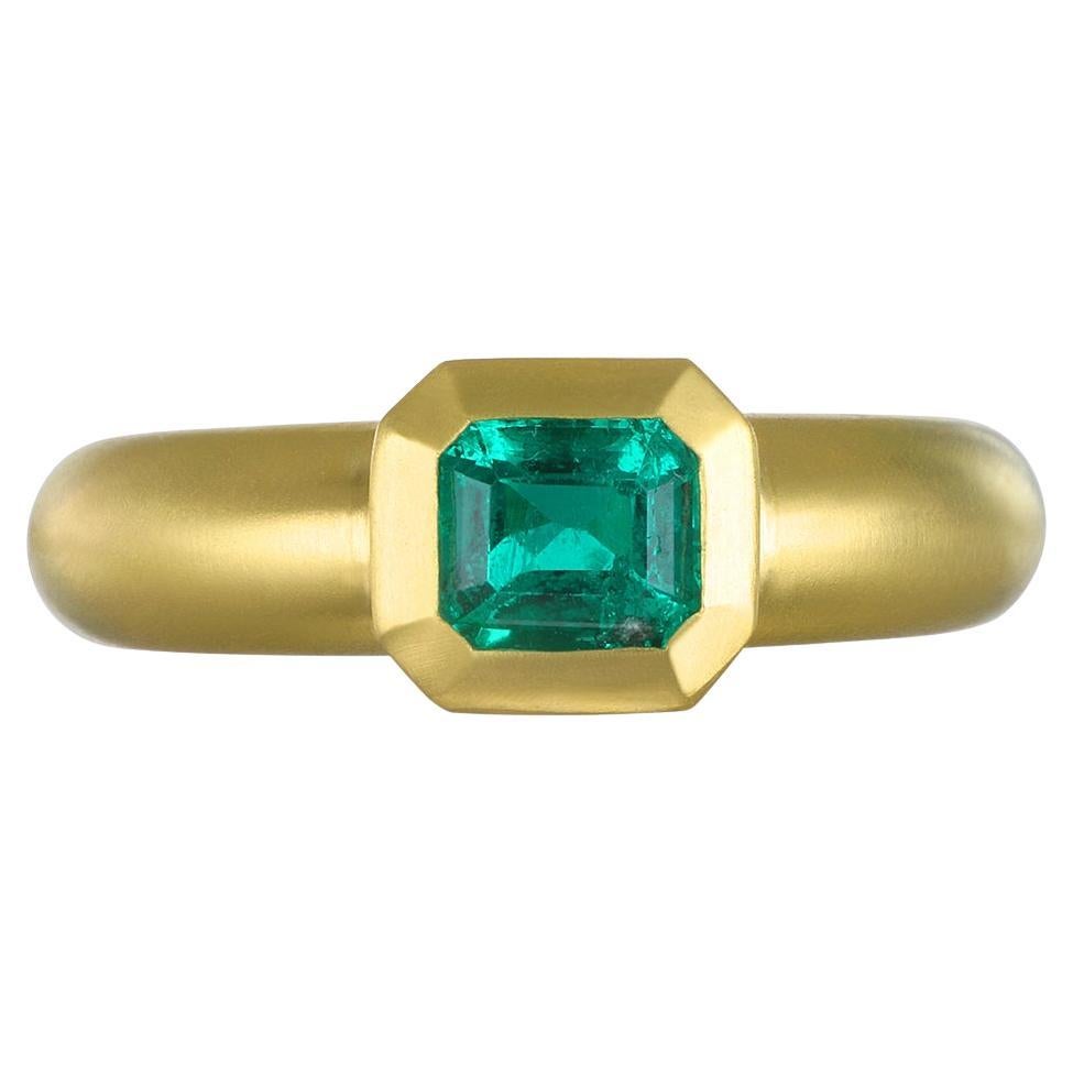 18 Karat Gold Smaragd-Lünette-Ring von Faye Kim