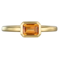 Anillo biselado de citrino talla esmeralda de oro de 18 quilates Faye Kim, tamaño 6,75